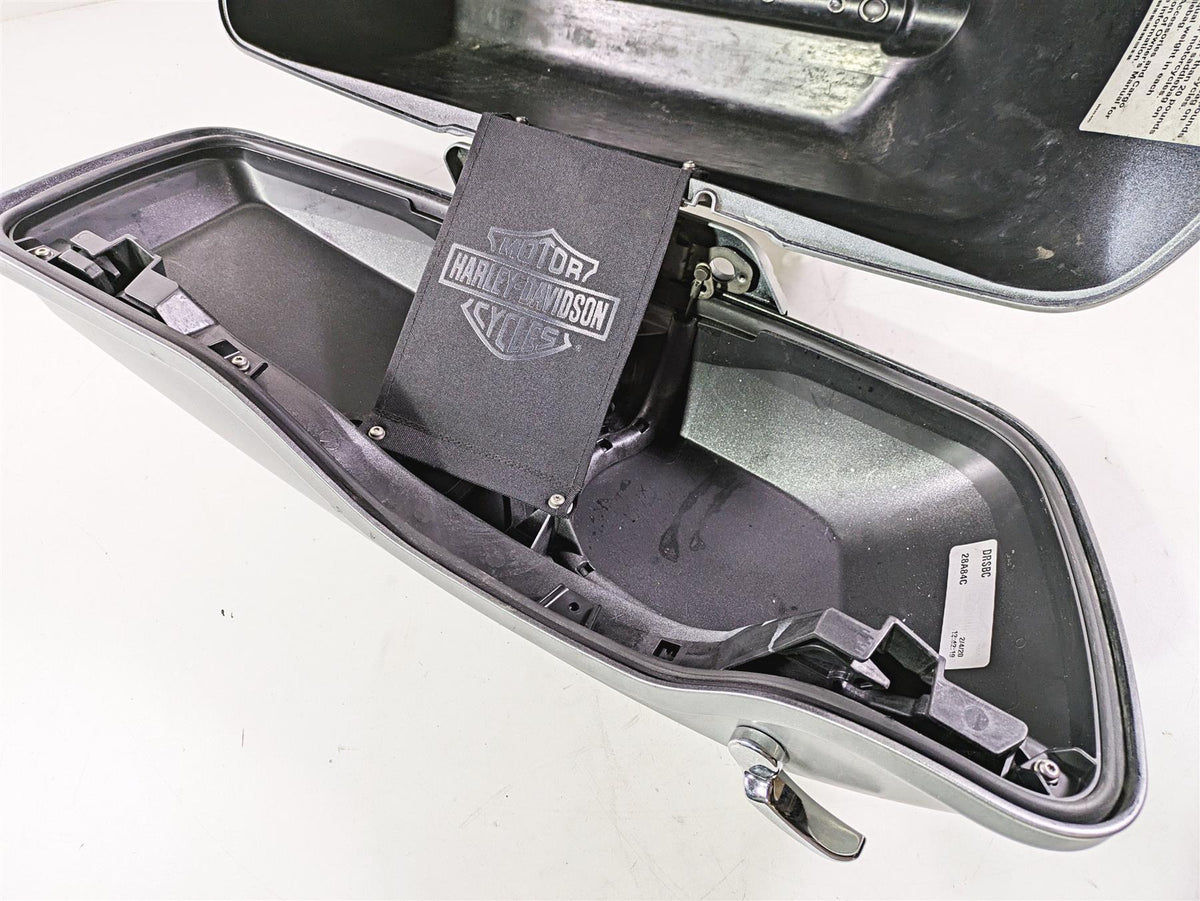 2010 Harley Touring FLHX Street Glide Right Saddlebag Saddle Bag READ 90752-93 {{ shop.shopifyCountryName }} - Mototech271