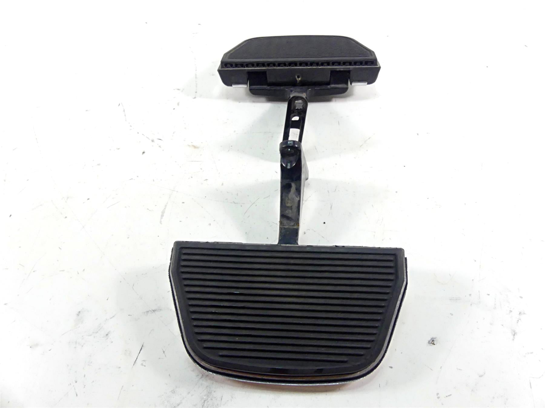 2011 Harley Touring FLTRX Road Glide Rear Passenger Floorboard Foot Rest Set {{ shop.shopifyCountryName }} - Mototech271