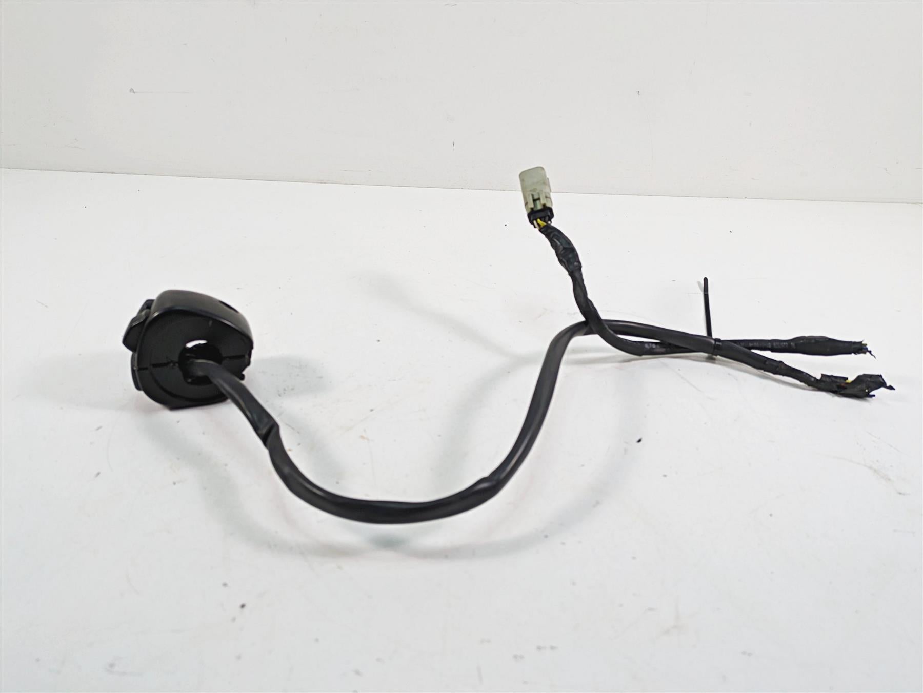2009 Harley Softail FLSTSB Cross Bones Left Hand Light Control Switch 71682-06 {{ shop.shopifyCountryName }} - Mototech271