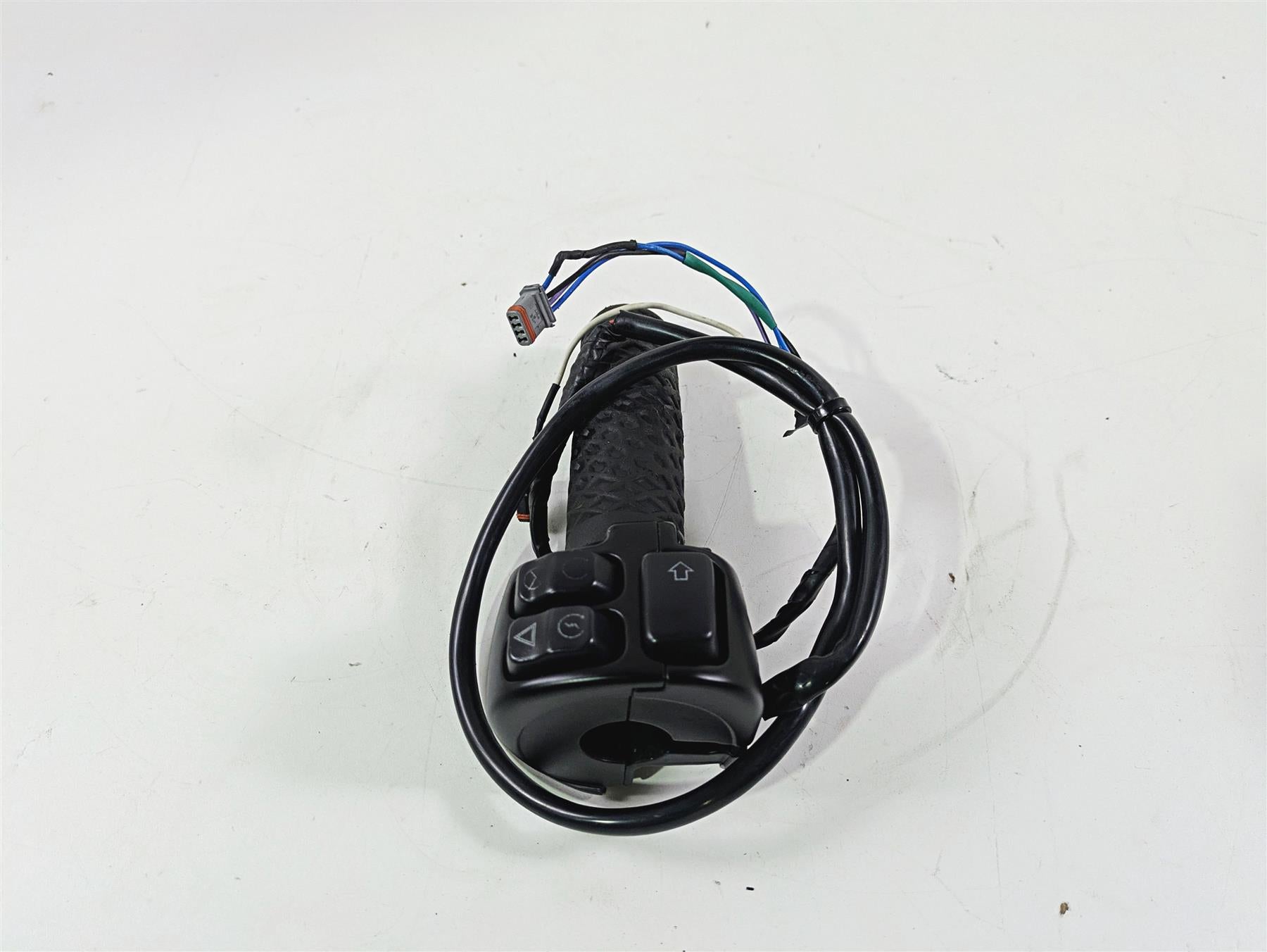 2020 Harley Softail FXST Standard Right Hand Control Switch - Extended 71500462 {{ shop.shopifyCountryName }} - Mototech271