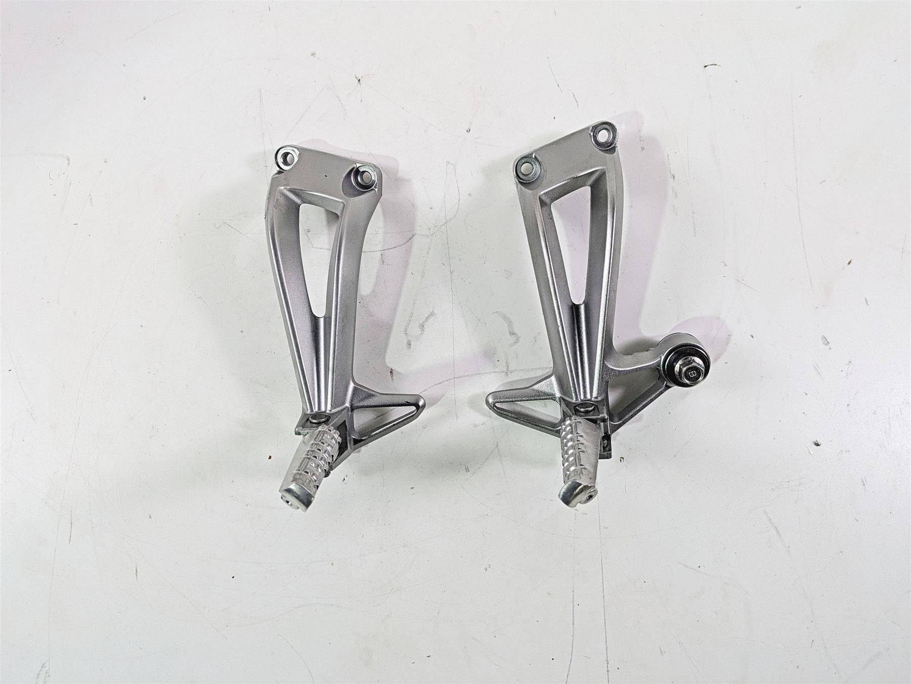 2009 Yamaha FZ1 FZS10 Fazer Rear Passenger Footpeg Set 2D1-2741L-00-00 {{ shop.shopifyCountryName }} - Mototech271