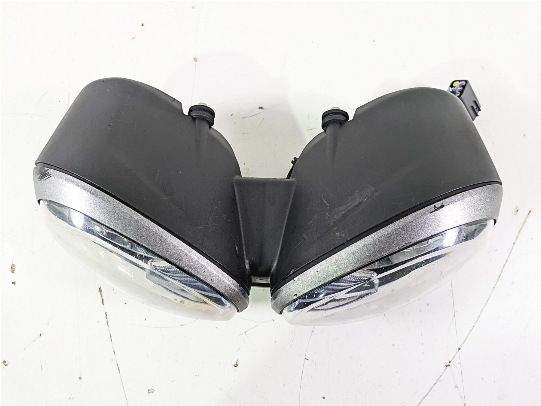 2019 Triumph Speed Triple RS 1050 Headlights Head Light Lamp READ T2702886 {{ shop.shopifyCountryName }} - Mototech271