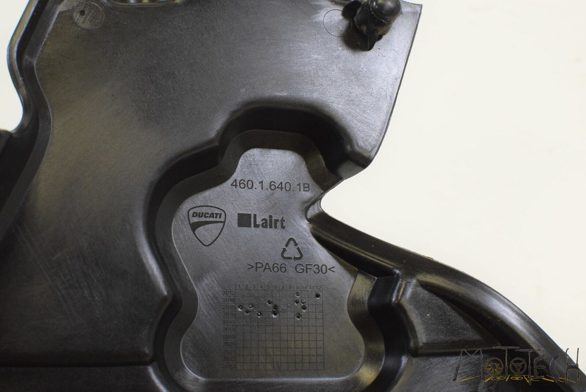 2017 Ducati Panigale 959 Right Engine Motor Side Cover Fairing 46016401B {{ shop.shopifyCountryName }} - Mototech271