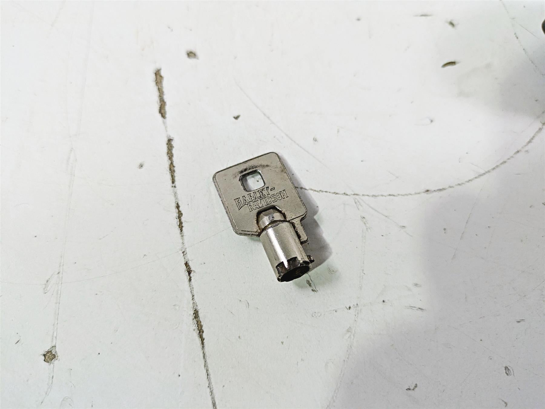 2005 Harley Softail FLSTSCI Heritage Springer Ignition Switch Key Lock 71450-04 {{ shop.shopifyCountryName }} - Mototech271