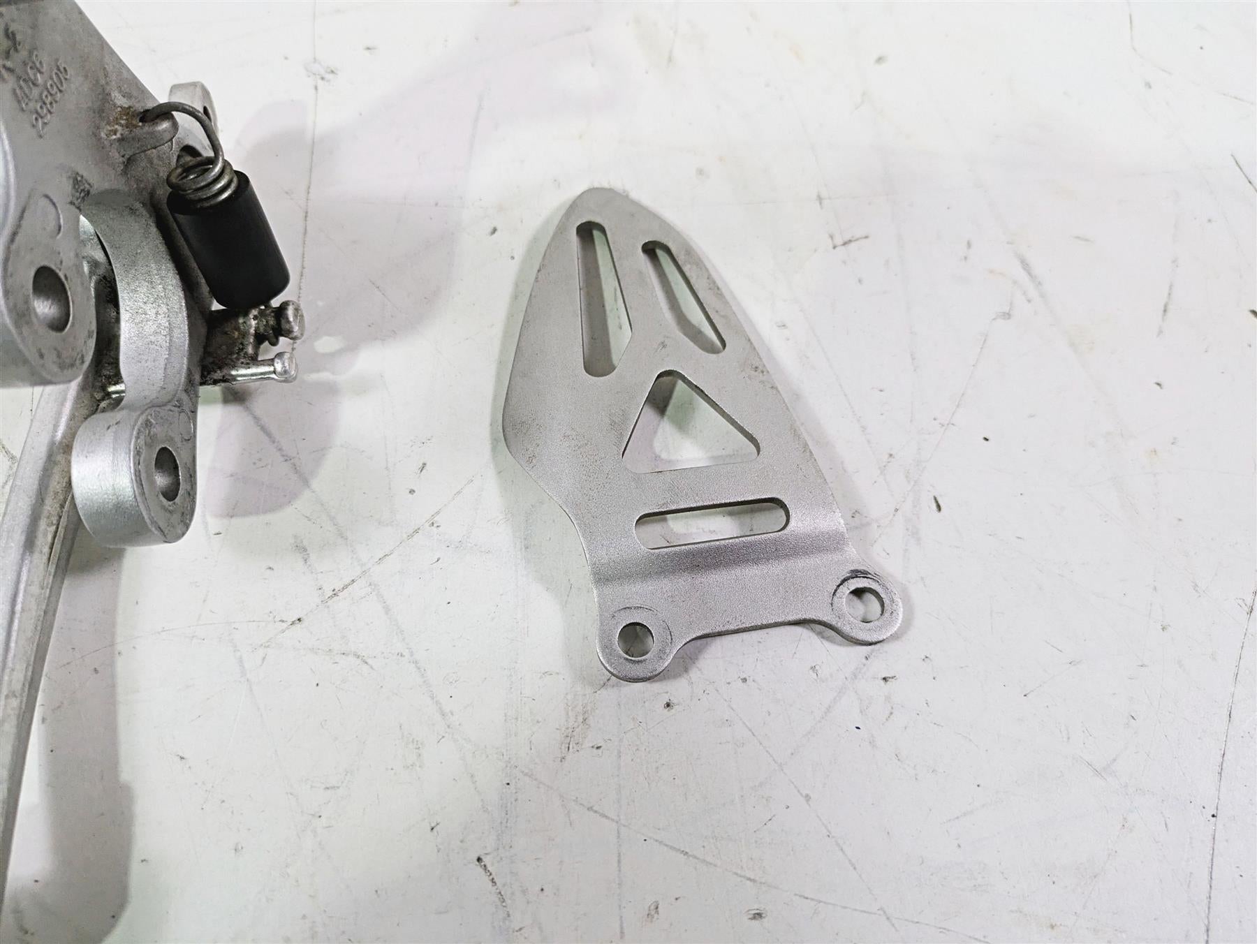 2016 Suzuki GSXR1000 Right Front Foot Peg Brake Pedal & Mount Set 3511-47H10 {{ shop.shopifyCountryName }} - Mototech271