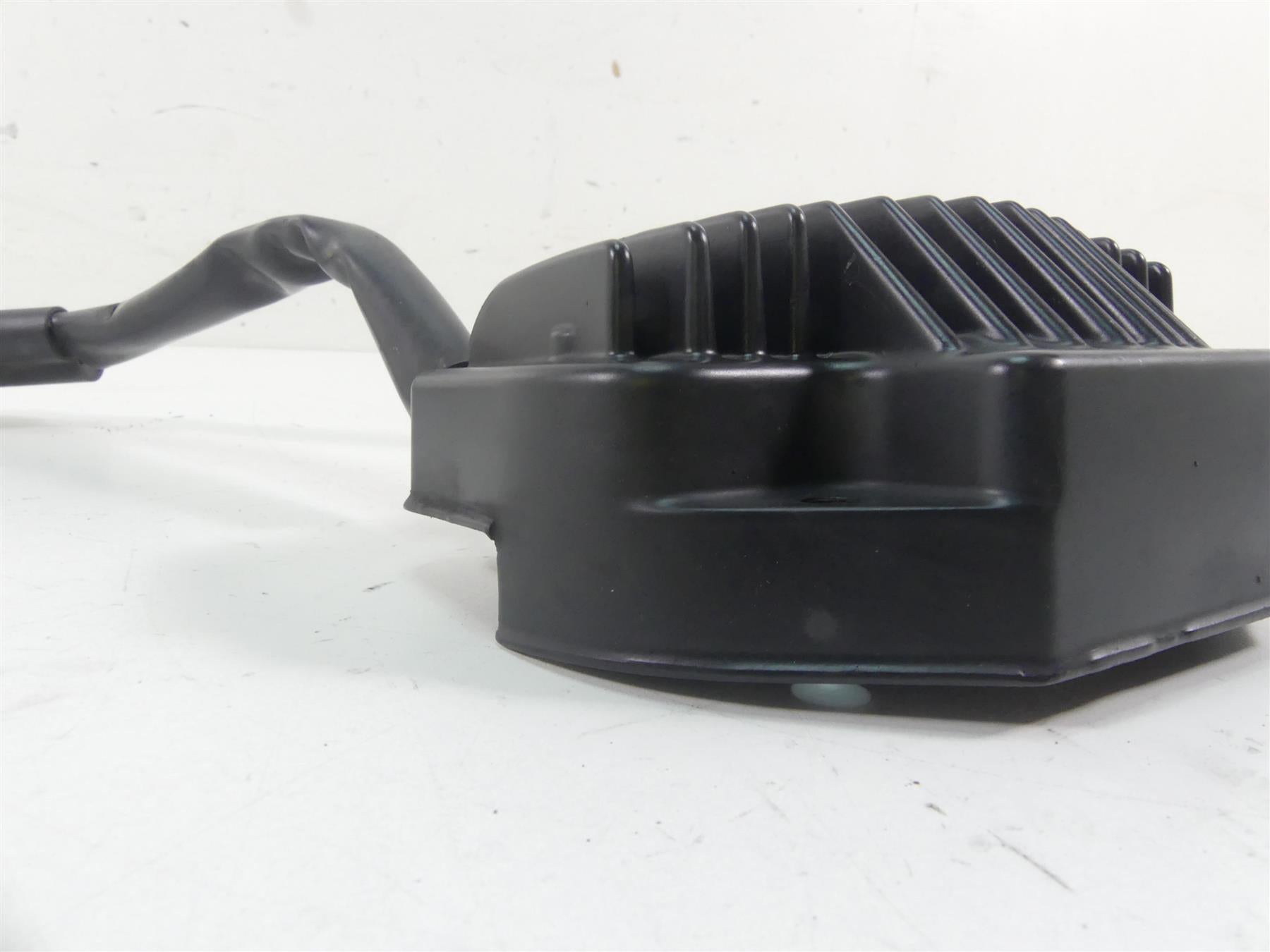 2005 Harley Dyna FXDLI Low Rider Rectifier Voltage Regulator 74631-04 {{ shop.shopifyCountryName }} - Mototech271