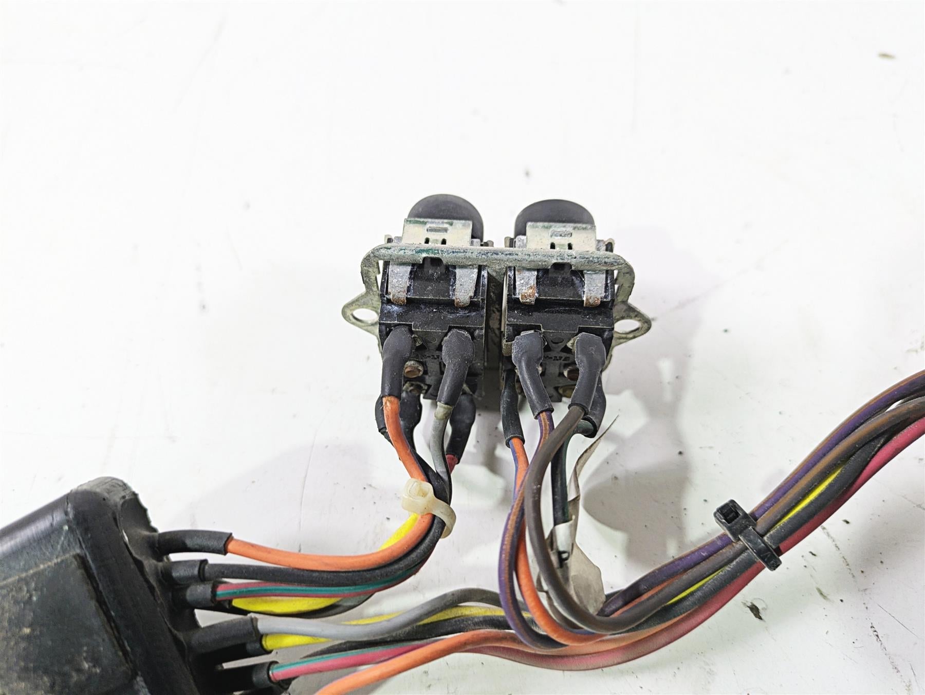 2007 Harley Touring FLHTCU SE CVO E-Glide Auxiliary Switch Set 70290-07 {{ shop.shopifyCountryName }} - Mototech271