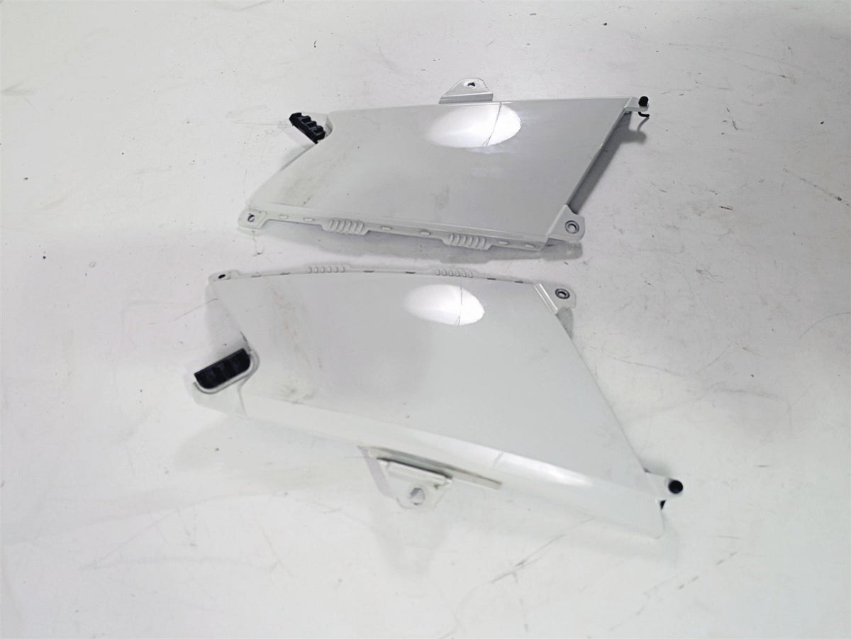 2010 BMW R1200GS K25 Under Tank Knee Cover Set Alpinweiss 46637726781 {{ shop.shopifyCountryName }} - Mototech271