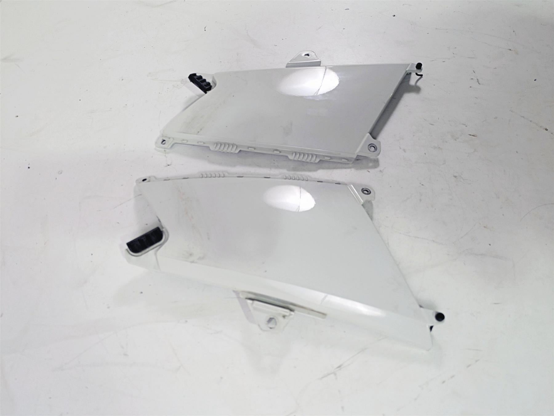 2010 BMW R1200GS K25 Under Tank Knee Cover Set Alpinweiss 46637726781 {{ shop.shopifyCountryName }} - Mototech271