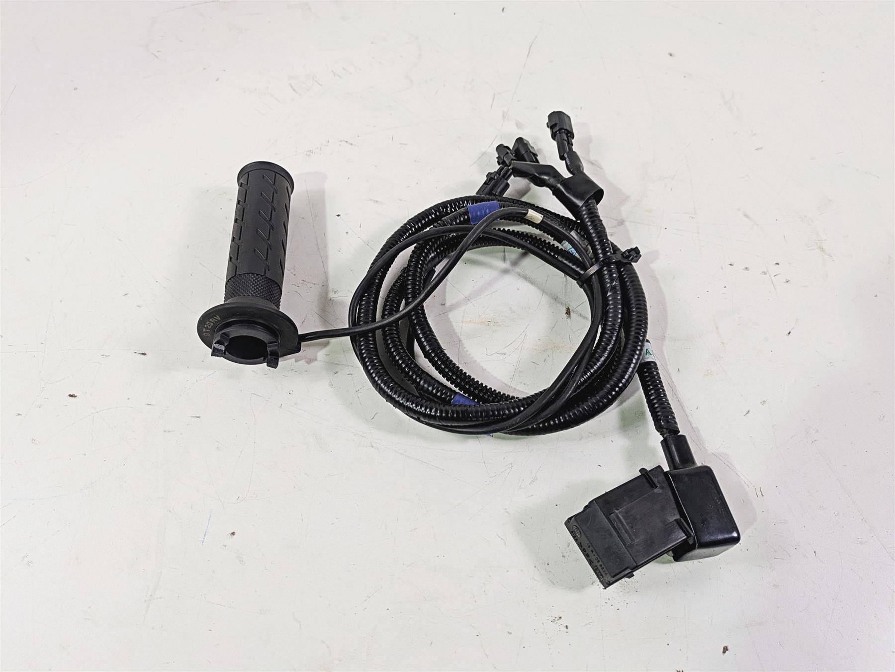 2020 Suzuki V-Strom 1050 XT Right Heated Grip + Wiring Set 57100-06822-000 {{ shop.shopifyCountryName }} - Mototech271