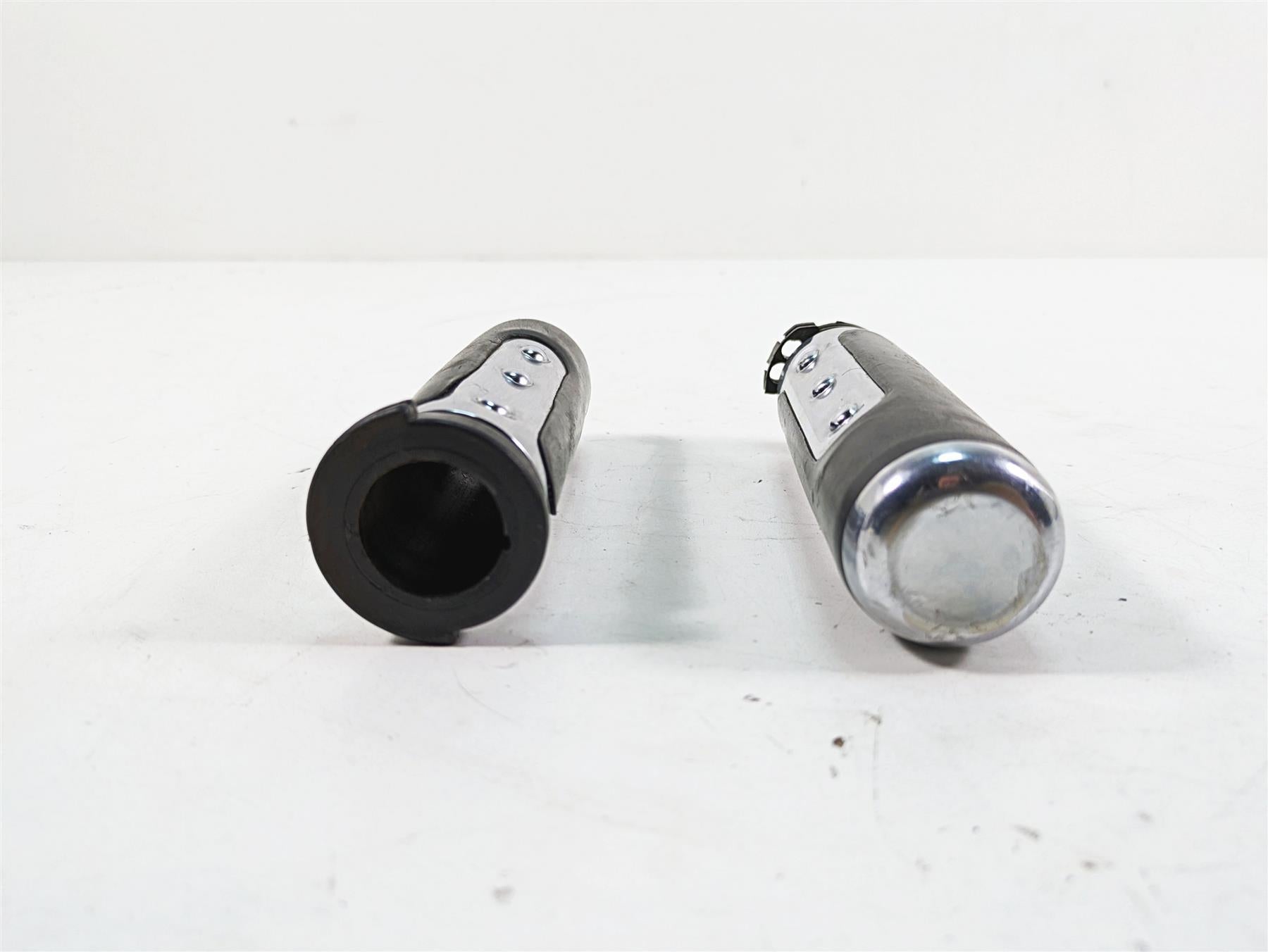 2009 Harley Dyna FXDFSE CVO Fat Bob Ironside Hand Grip Set 56971-07 56972-07 {{ shop.shopifyCountryName }} - Mototech271