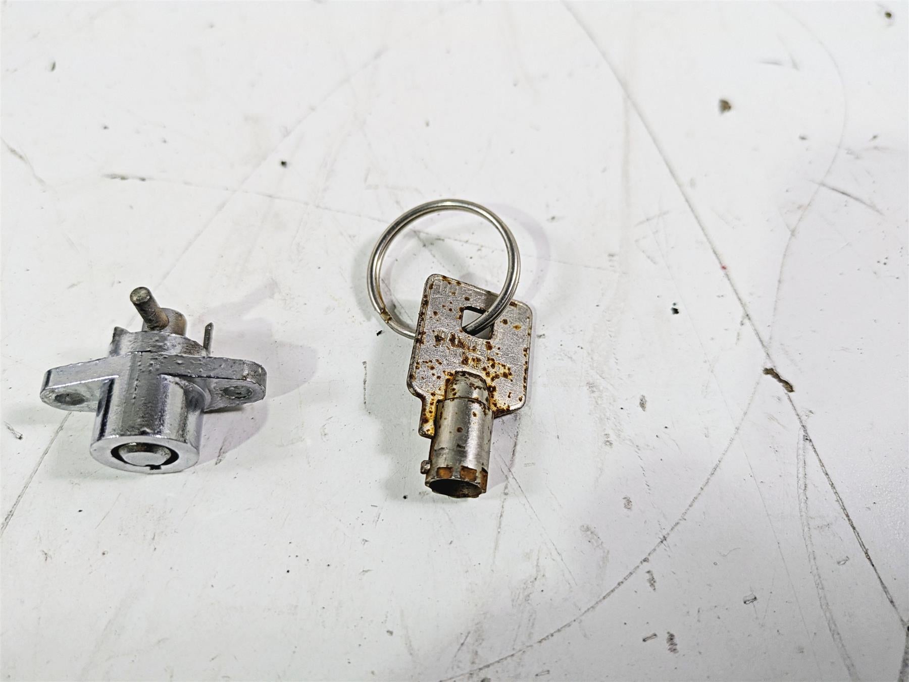 2007 Harley Touring FLHTCU SE CVO E-Glide Ignition Switch Key Lock Set 71572-06 {{ shop.shopifyCountryName }} - Mototech271