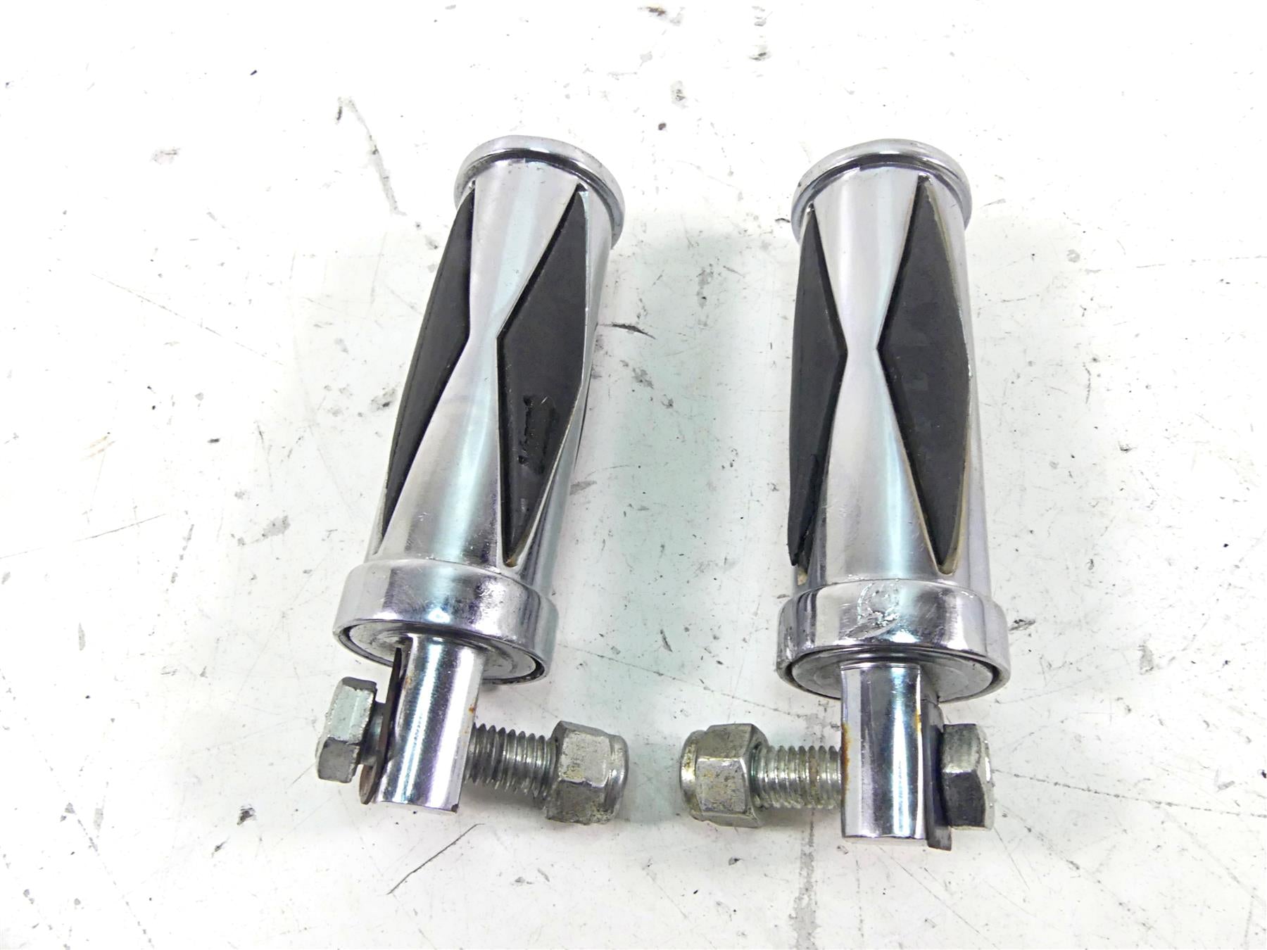 1997 Harley Sportster XL1200 C Rear Passenger Foot Peg Set {{ shop.shopifyCountryName }} - Mototech271