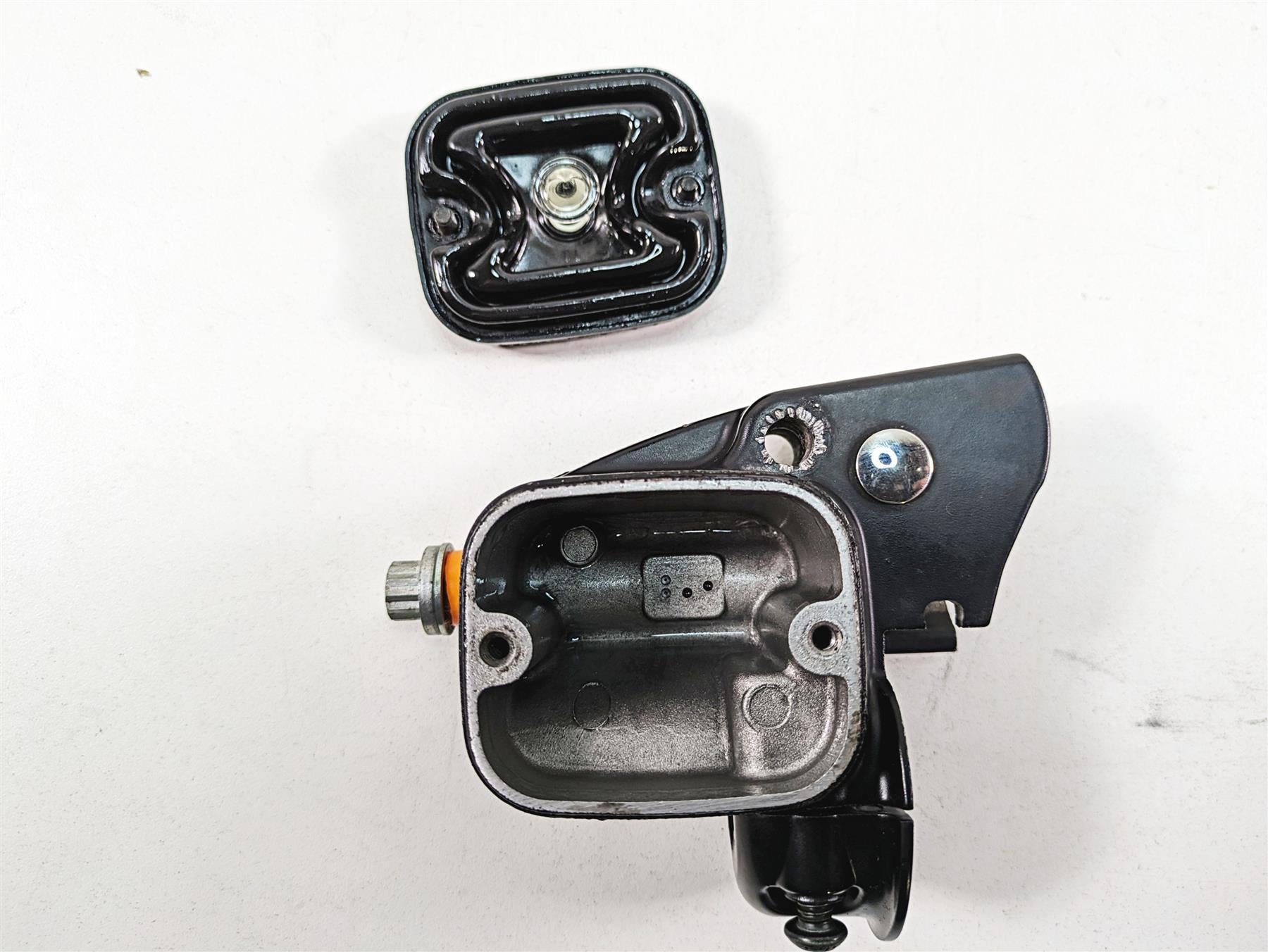 2012 Harley FLD Dyna Switchback Front Brake Master Cylinder 9/16" 45029-11C {{ shop.shopifyCountryName }} - Mototech271