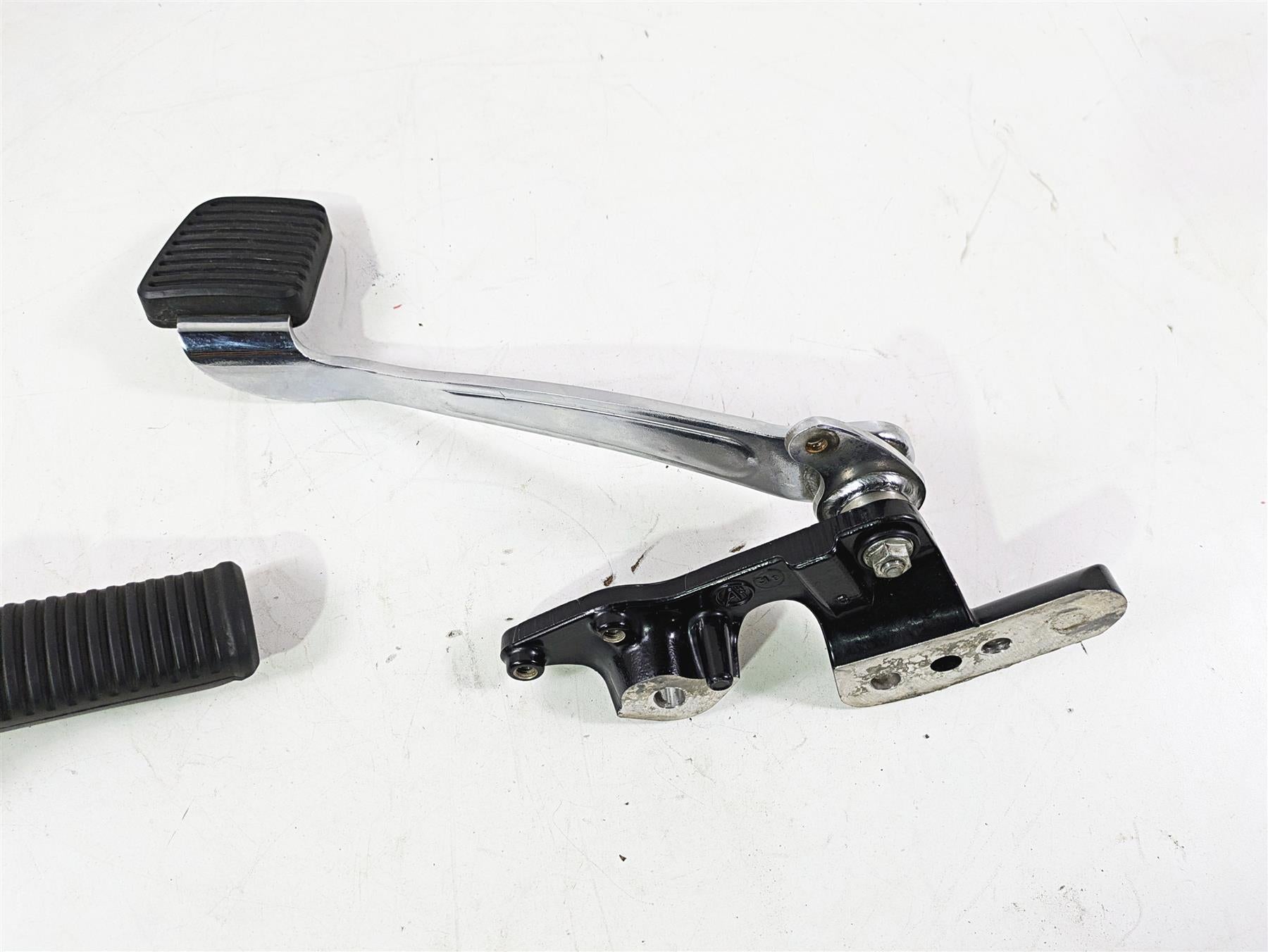 2018 Harley FXBR Softail Breakout Right Footpeg + Mount & Brake Pedal 50500746 {{ shop.shopifyCountryName }} - Mototech271