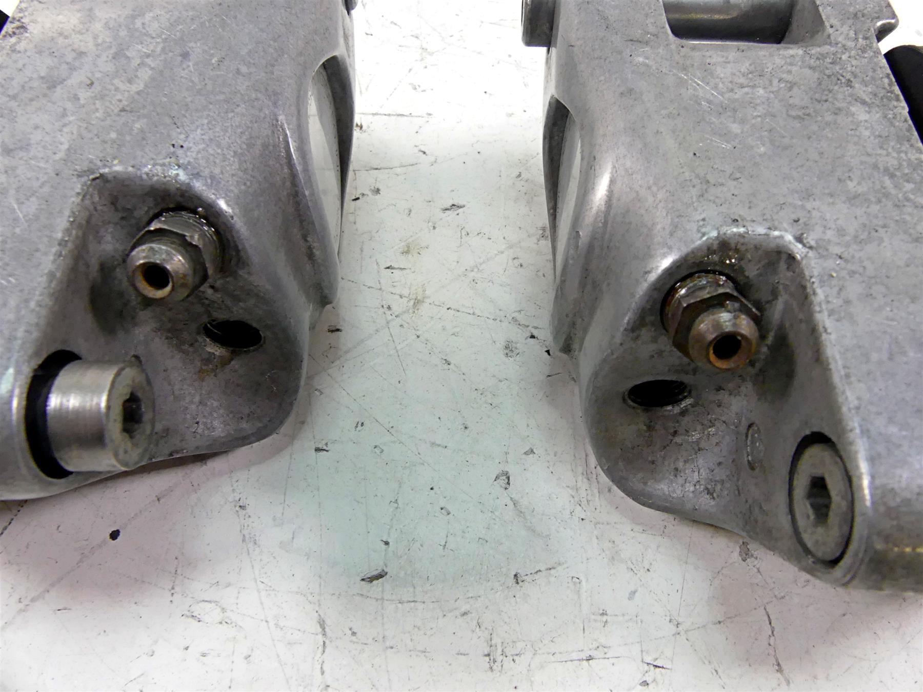 1979 Harley Sportster XLS1000 Roadster Front Brake Caliper Set 44121-77 44195-77 {{ shop.shopifyCountryName }} - Mototech271