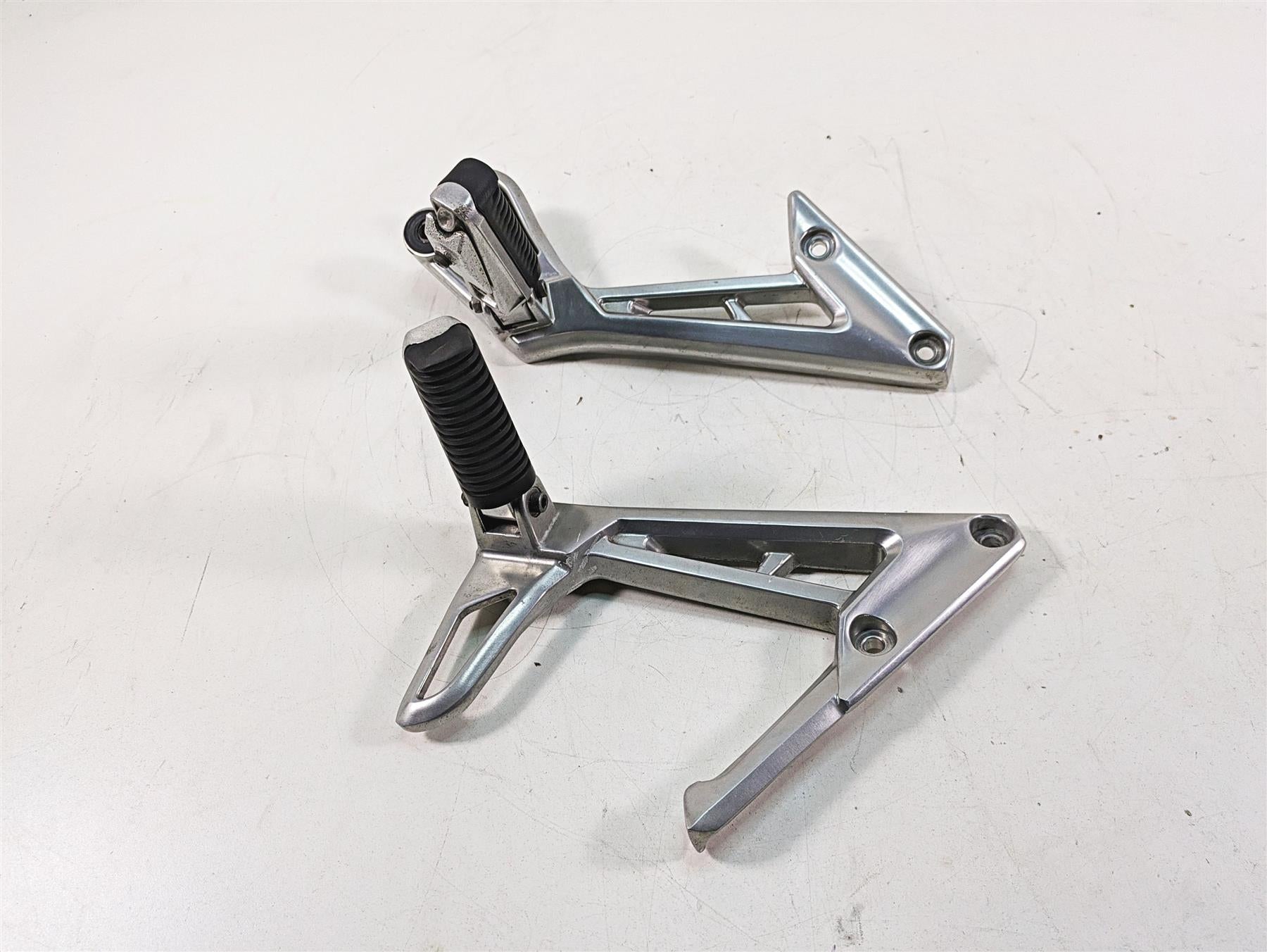 2002 Yamaha FZ1 FZS1000 Fazer Rear Passenger Footpeg Set 5LV-27430-01-00 {{ shop.shopifyCountryName }} - Mototech271