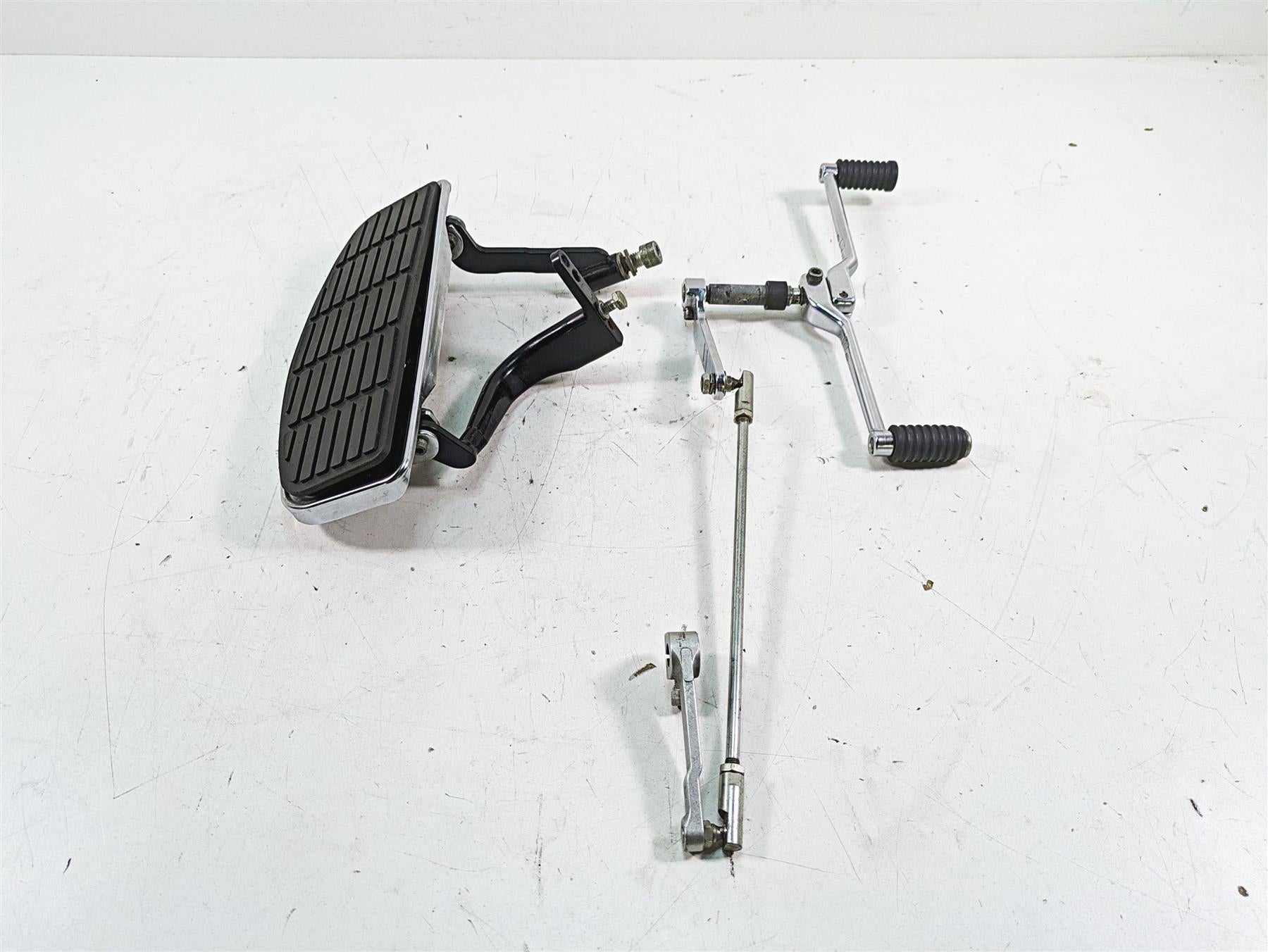 2008 Harley FLHTCU Electra Glide Left Bent Floor Board + Shift Lever 33895-82E | Mototech271