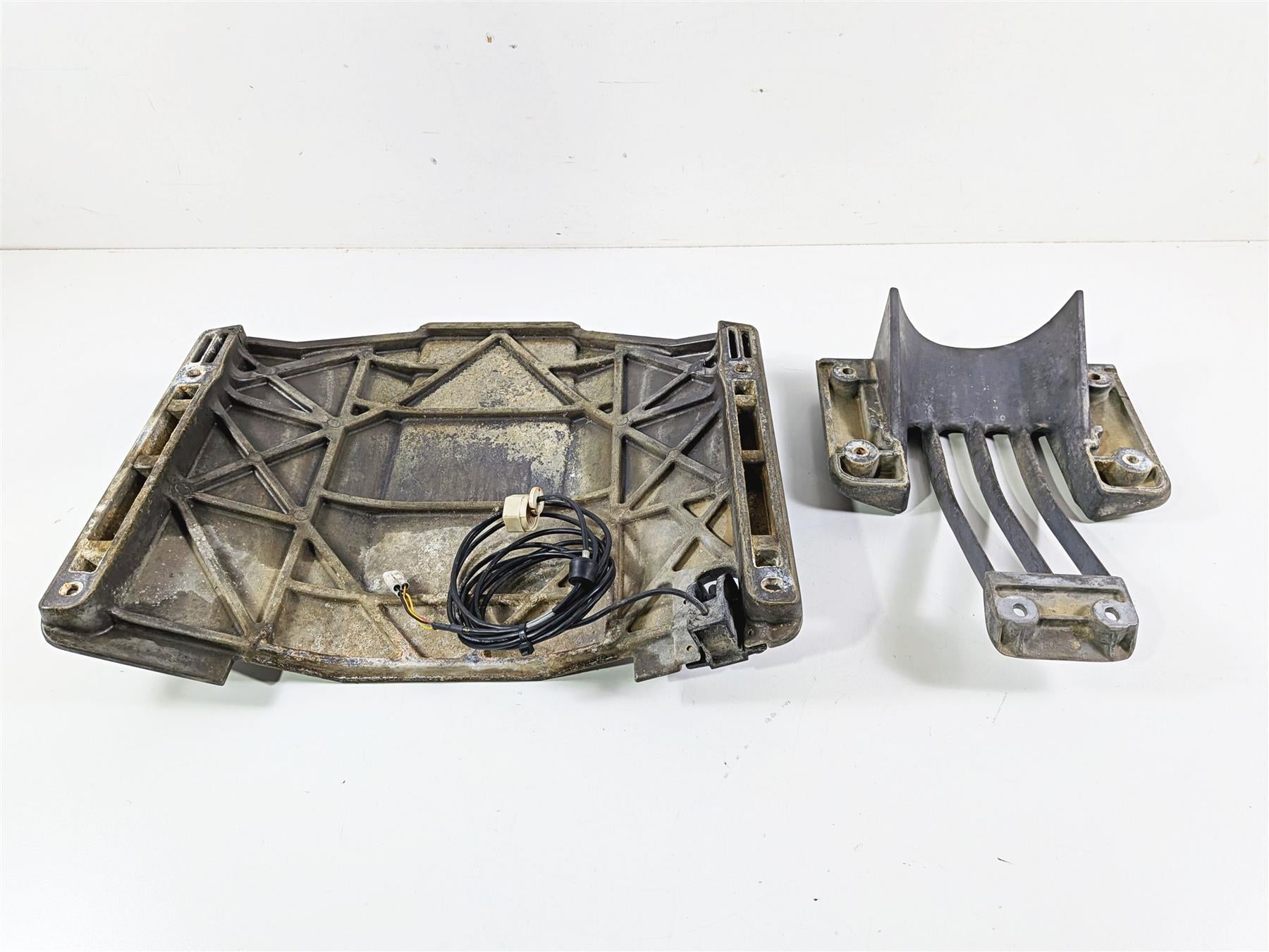 2009 Yamaha Waverunner FX1800 Cruiser Riding Skid Plate & Sensor 6S5-R1333-01-00