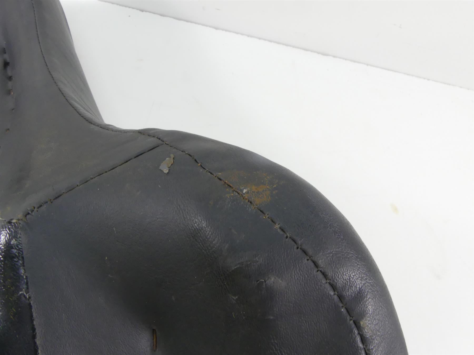 2004 Harley Softail FLSTFI Fat Boy Front Driver Rider Saddle Seat -Read 52218-00 {{ shop.shopifyCountryName }} - Mototech271