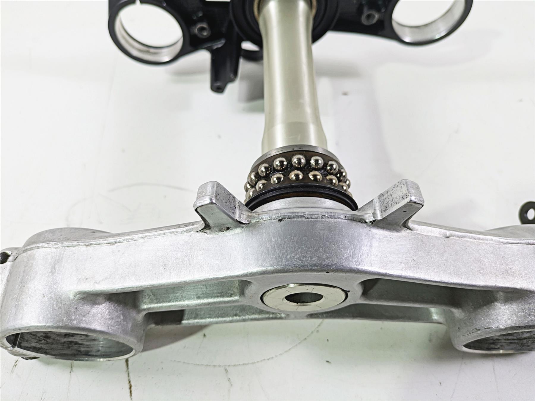 2005 Kawasaki ZX1000 ZX10R Ninja Upper Lower Triple Tree Set 44037-0019 {{ shop.shopifyCountryName }} - Mototech271