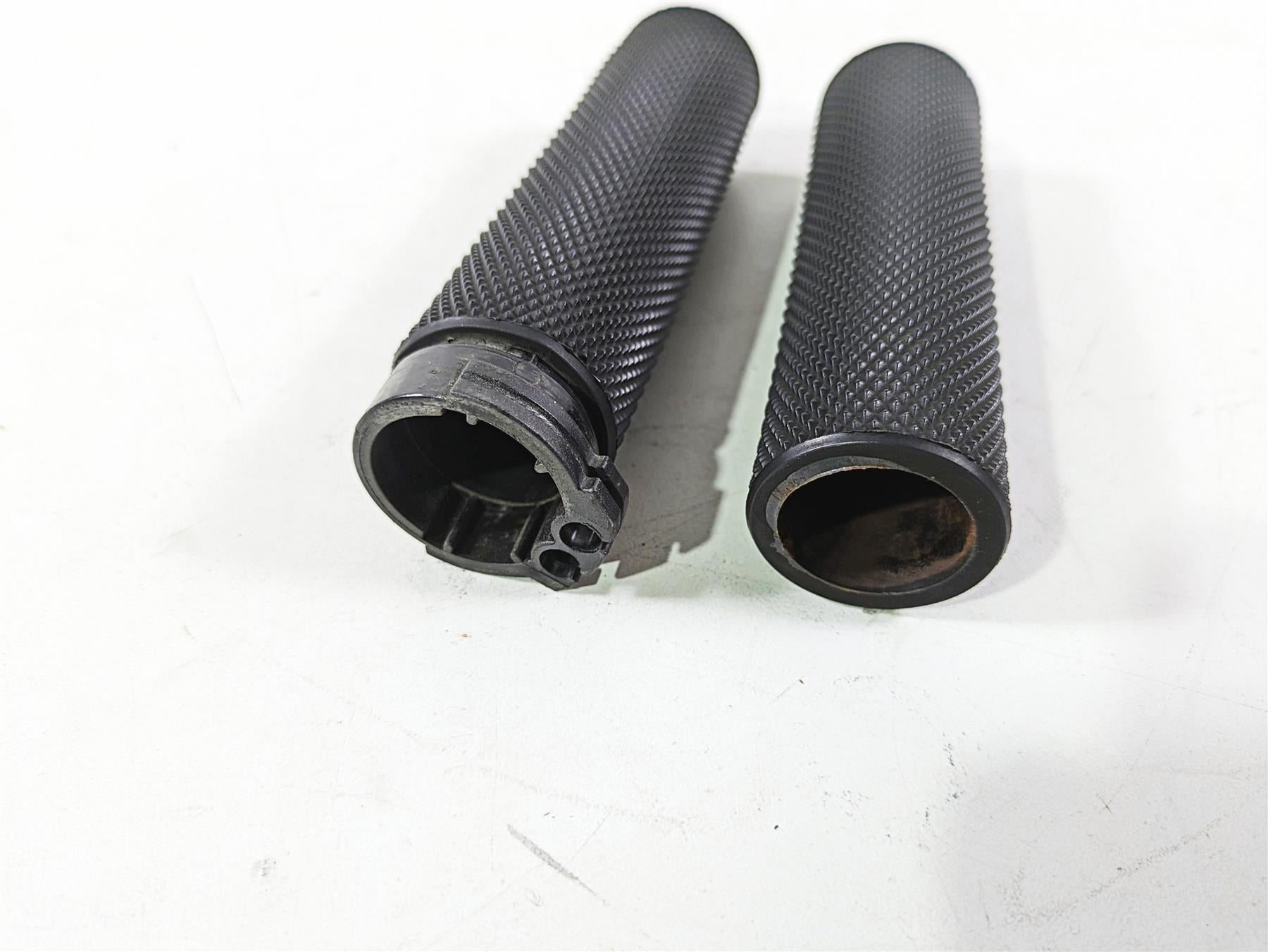 2017 Harley Dyna FXDB Street Bob Arlen Ness Knurled Hand Grip Set 07-325 {{ shop.shopifyCountryName }} - Mototech271