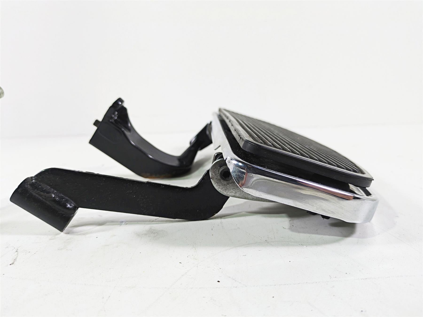 2020 Harley Touring FLHT Electra Glide Left Rider Floor Board & Shifter 50621-06 {{ shop.shopifyCountryName }} - Mototech271