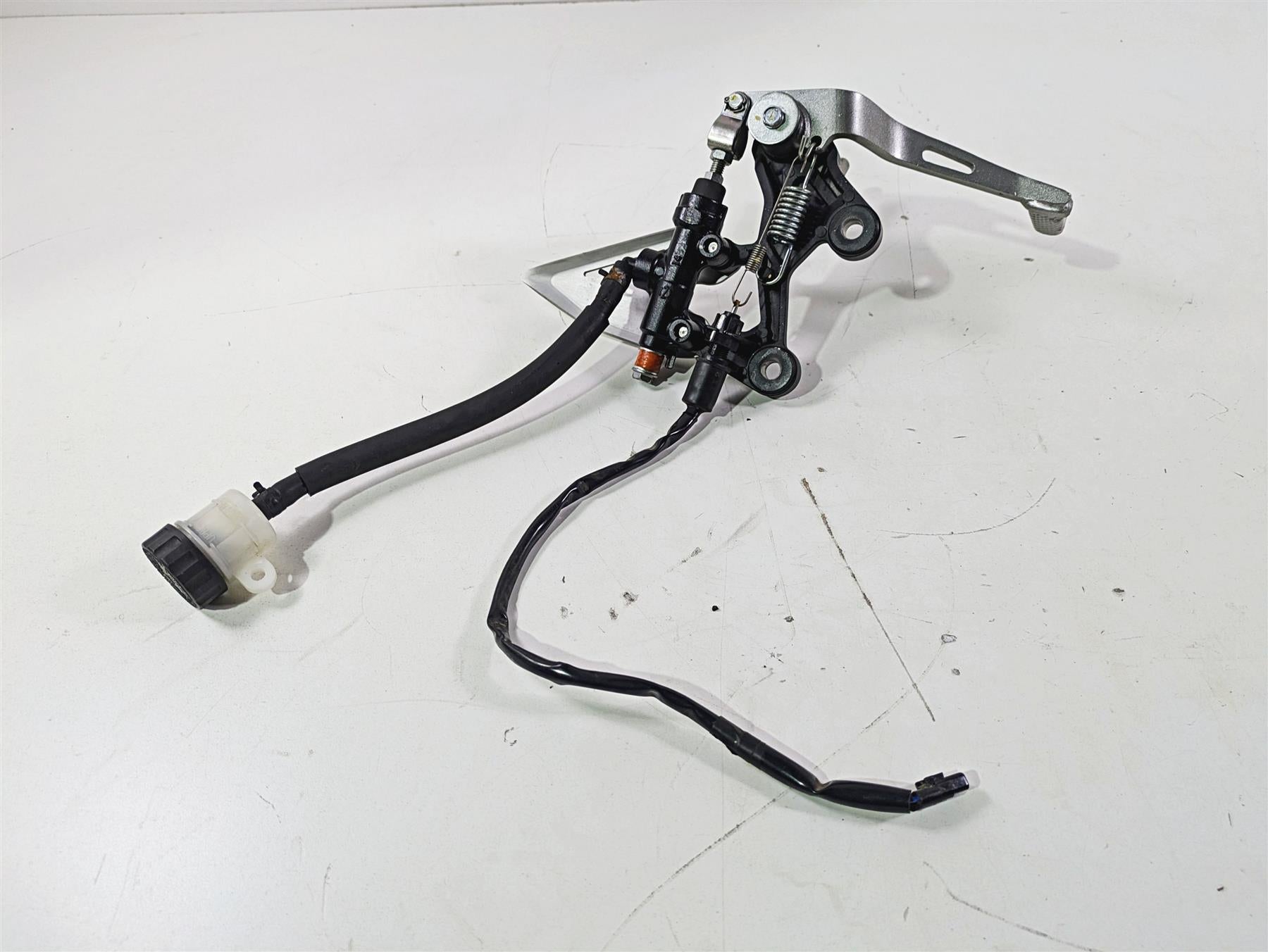 2023 Kawasaki EX400 Ninja Right Footpeg + Brake Lever Master Cylinder 35063-1408 {{ shop.shopifyCountryName }} - Mototech271