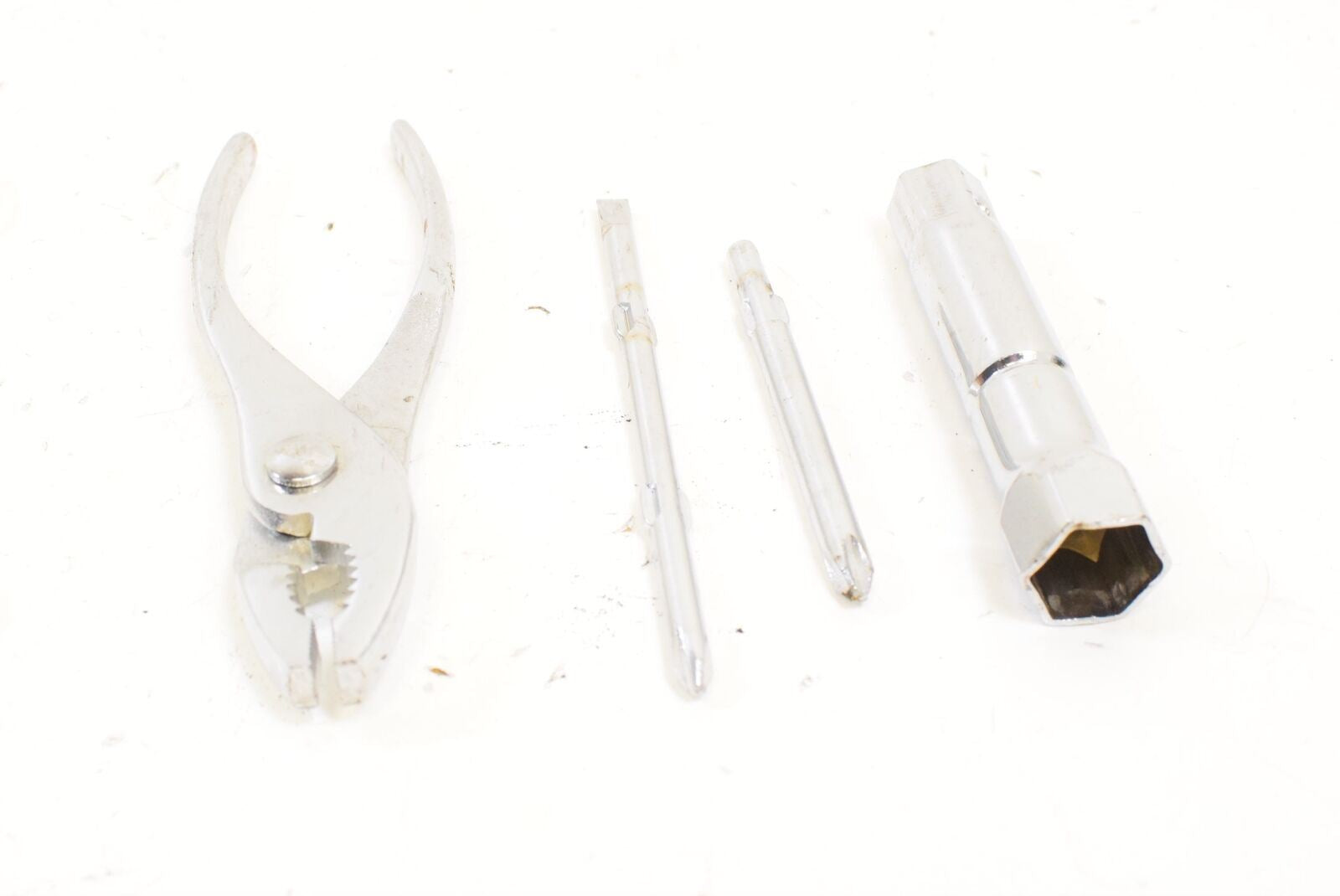 2000 Kawasaki VN1500 Vulcan Classic Tool Box Housing w Tools 32098-1109 {{ shop.shopifyCountryName }} - Mototech271