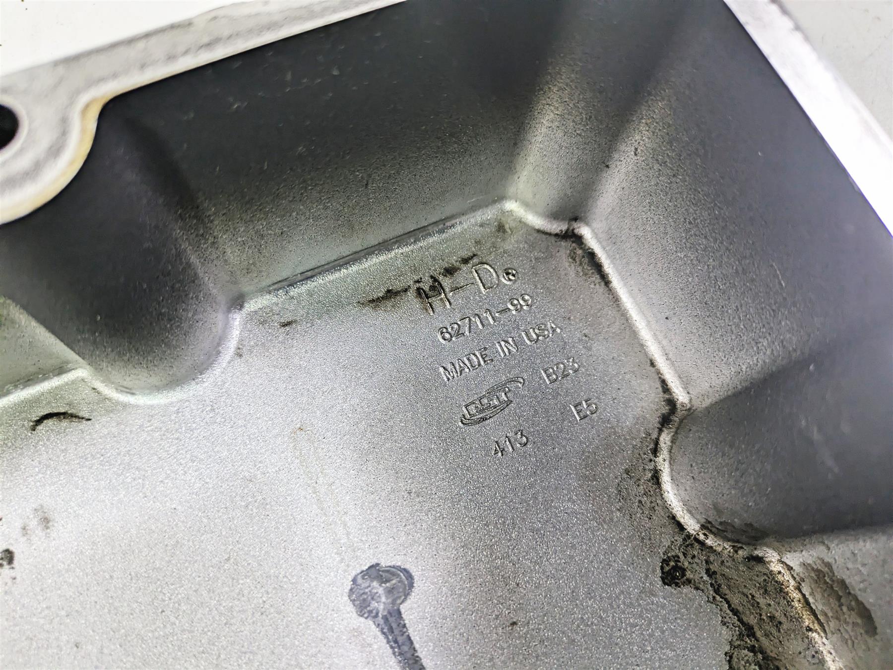 2005 Harley Touring FLHRI Road King Transmission Bottom Cover Oil Pan 62711-99 {{ shop.shopifyCountryName }} - Mototech271