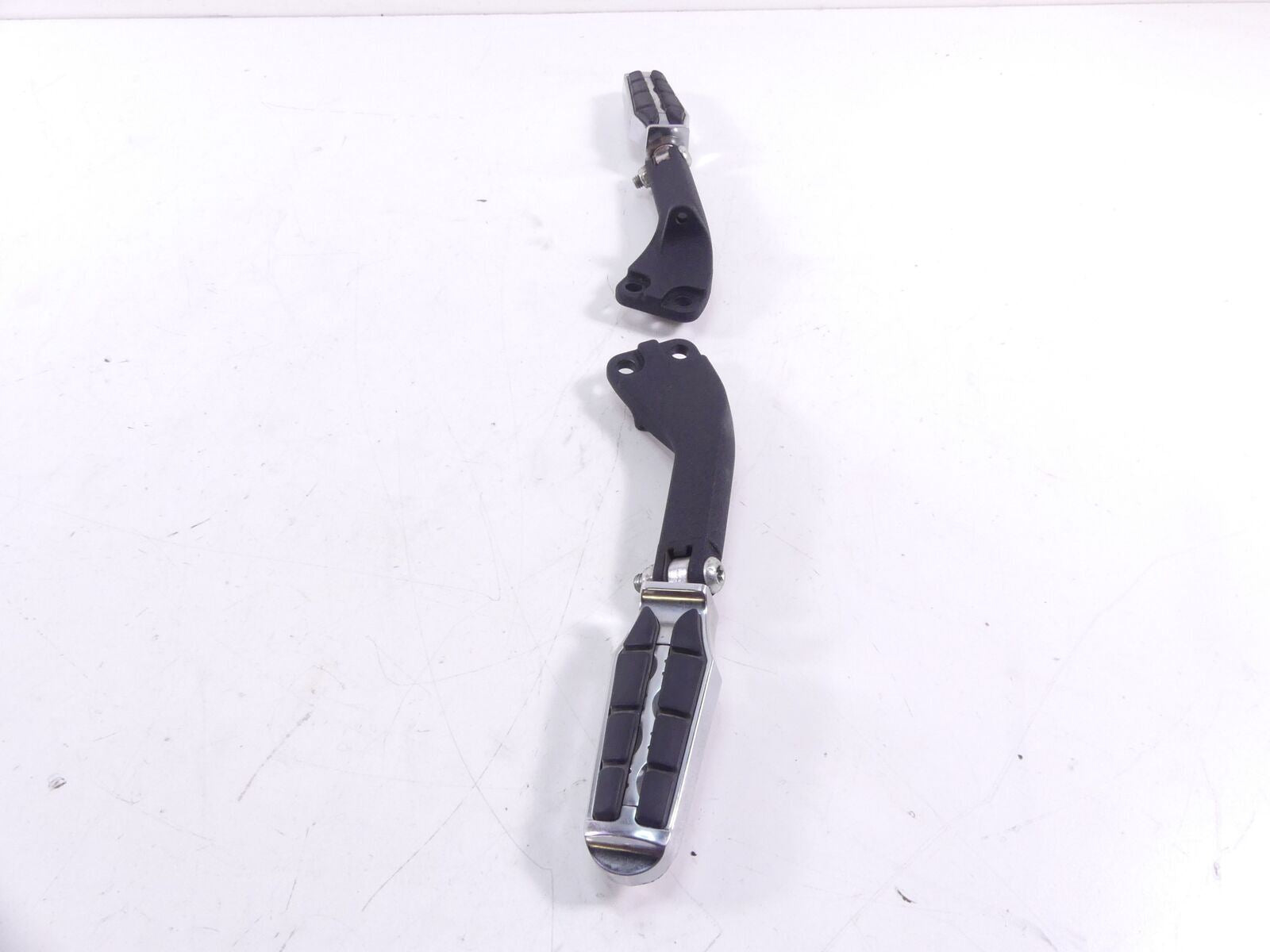 2009 Harley FXDF Dyna Fat Bob Rear Passenger Footpeg Set 49224-06A 49230-06 {{ shop.shopifyCountryName }} - Mototech271