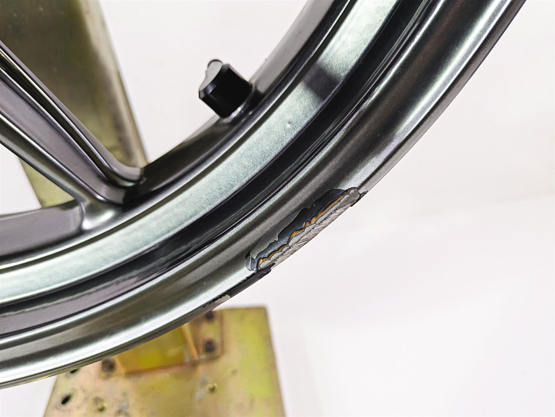 2010 Ducati Streetfighter 1098 S 17x3.5 Front Wheel Cast - Runout 50121151AF {{ shop.shopifyCountryName }} - Mototech271