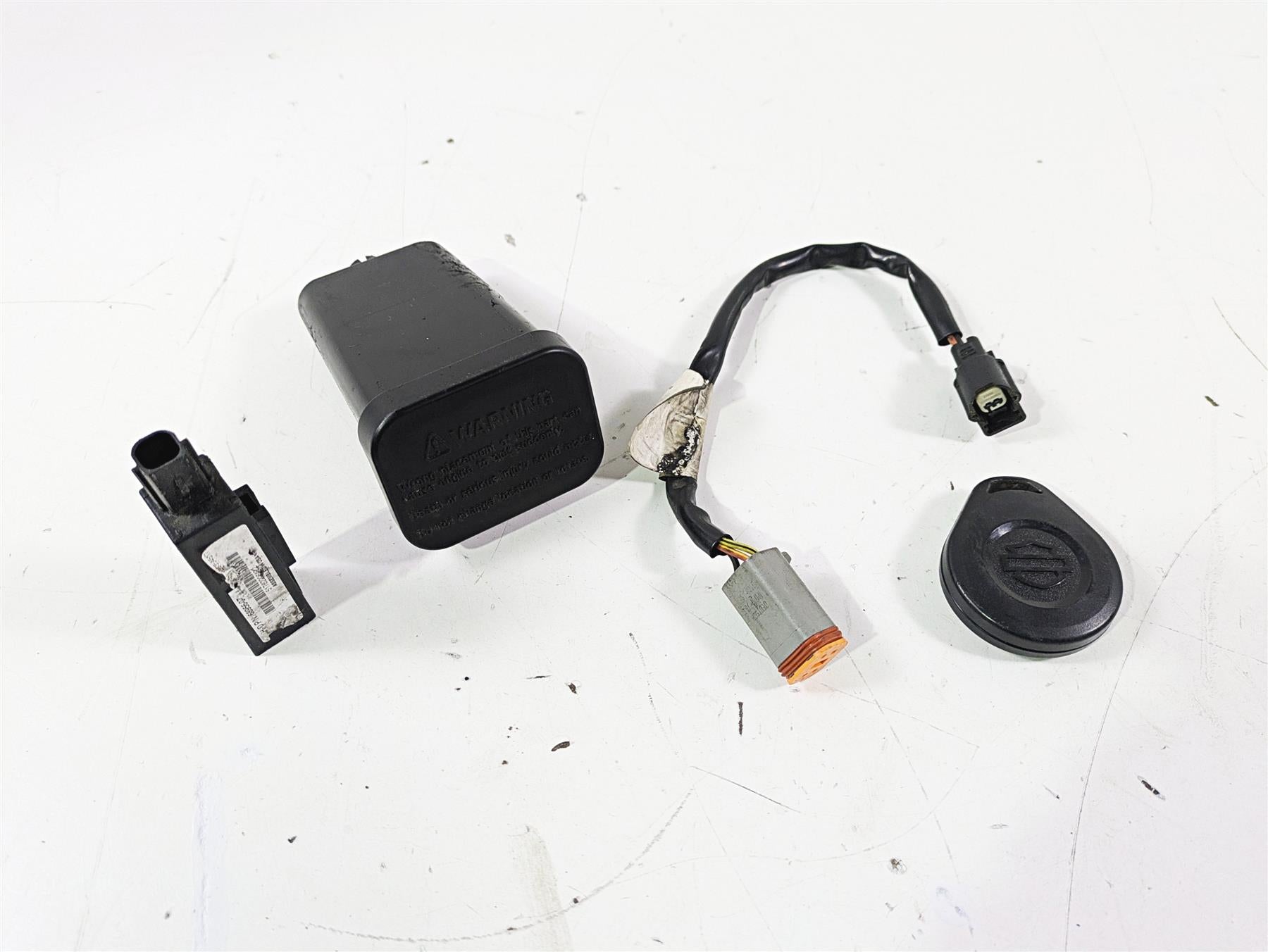 2007 Harley Touring FLHTCU SE CVO E-Glide Tssm Turn Signal Module & Fob 68924-07 {{ shop.shopifyCountryName }} - Mototech271