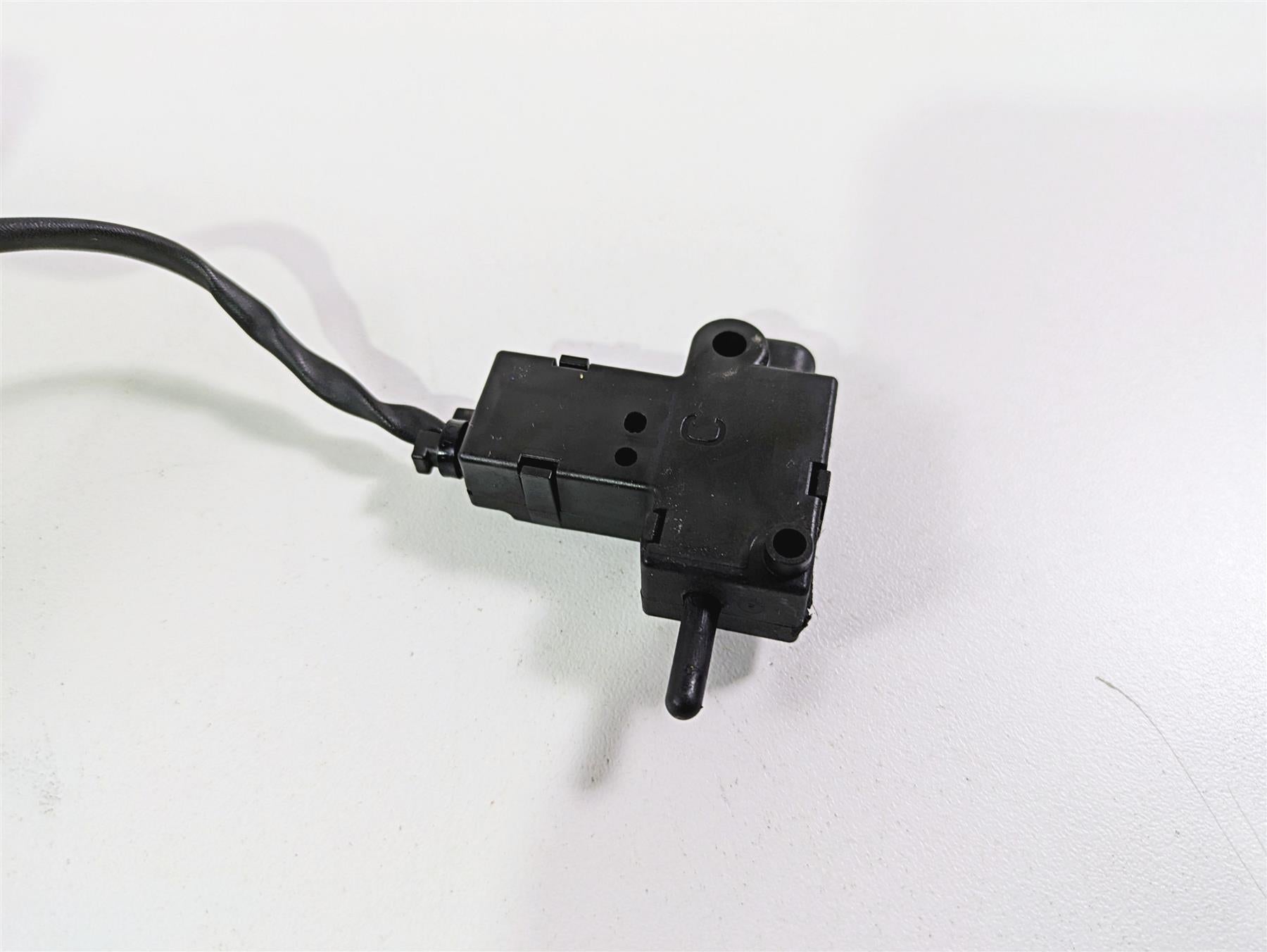 2024 Triumph Tiger 900 GT Left Hand Turn Signal Control Switch T2044782 {{ shop.shopifyCountryName }} - Mototech271