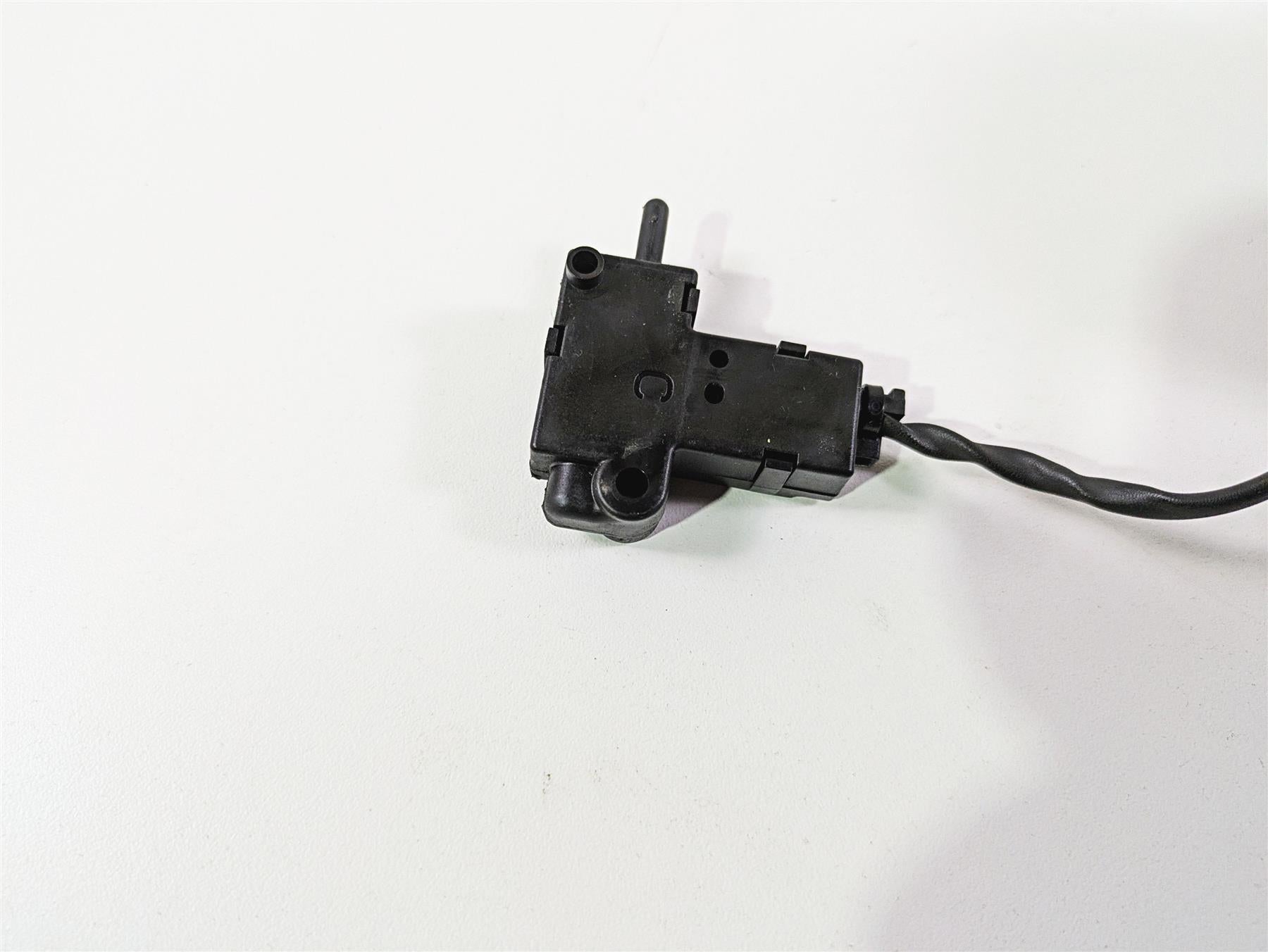 2024 Triumph Tiger 900 GT Left Hand Turn Signal Control Switch T2044782 {{ shop.shopifyCountryName }} - Mototech271