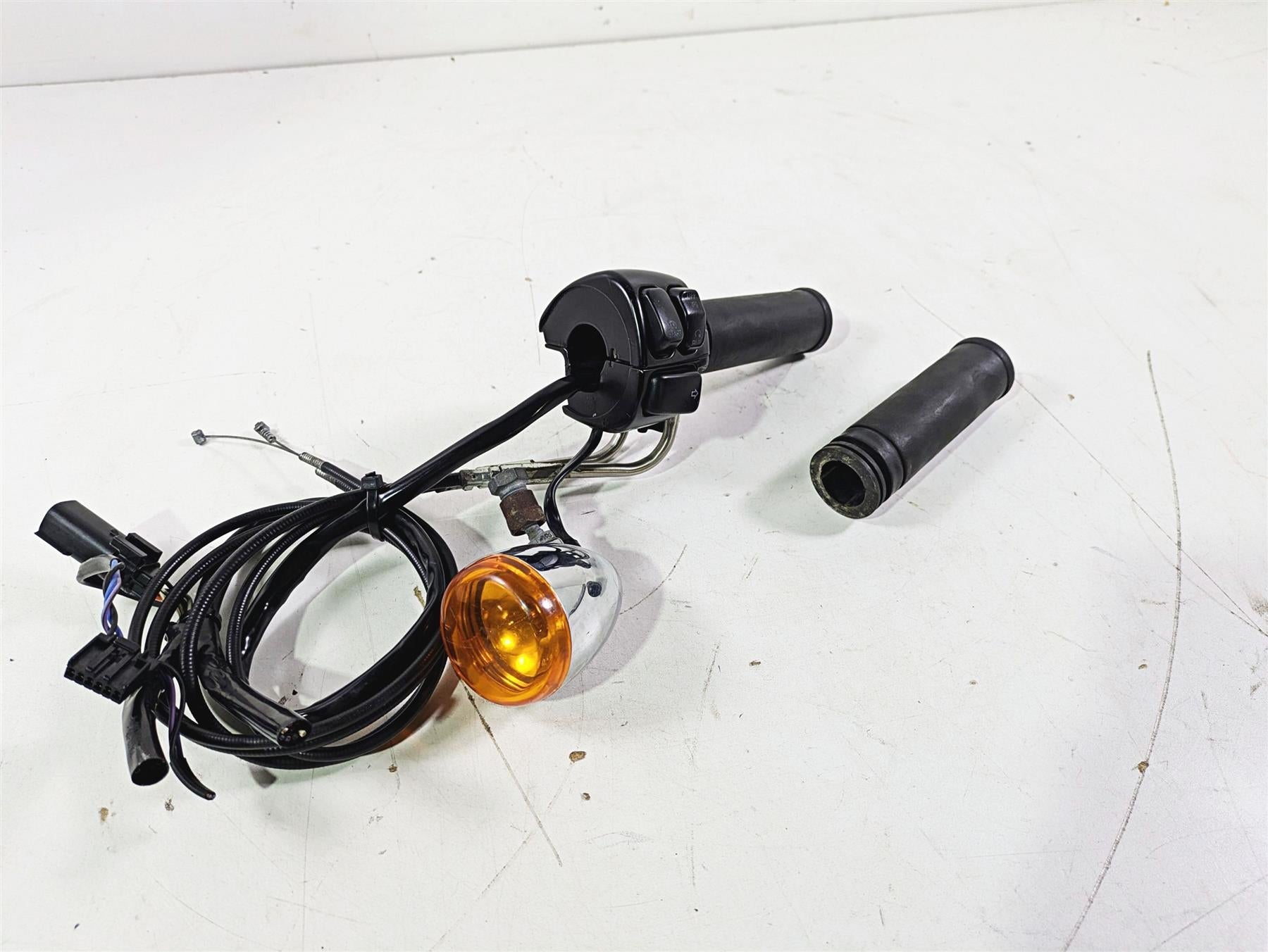 2009 Harley FXCWC Softail Rocker Right Hand Control Switch + Blinker 71684-06A {{ shop.shopifyCountryName }} - Mototech271
