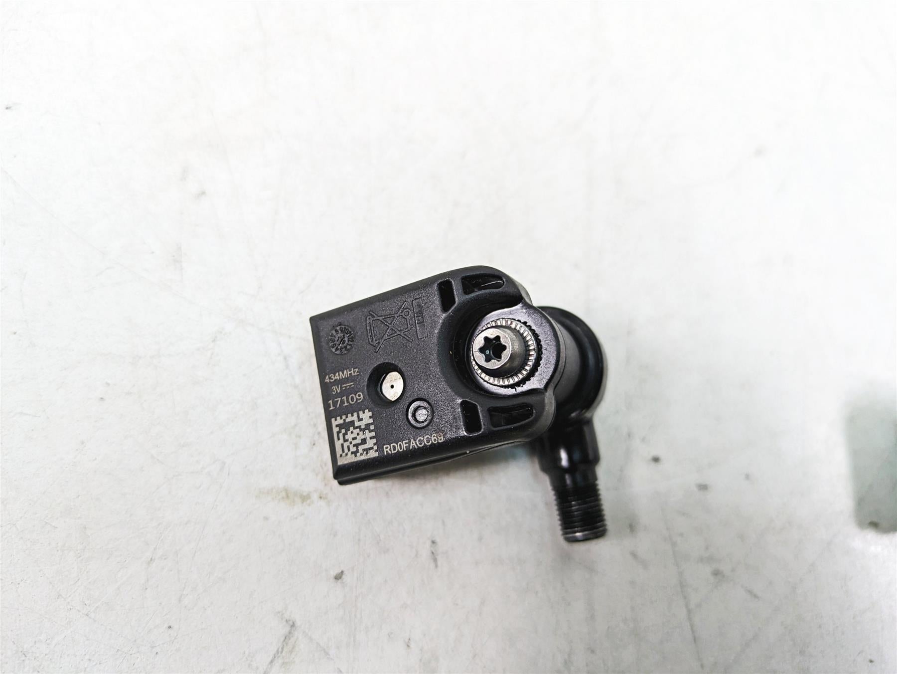 2020 Harley Touring FLHX Street Glide Tpms Tire Pressure Sensors -Read 42300142 {{ shop.shopifyCountryName }} - Mototech271