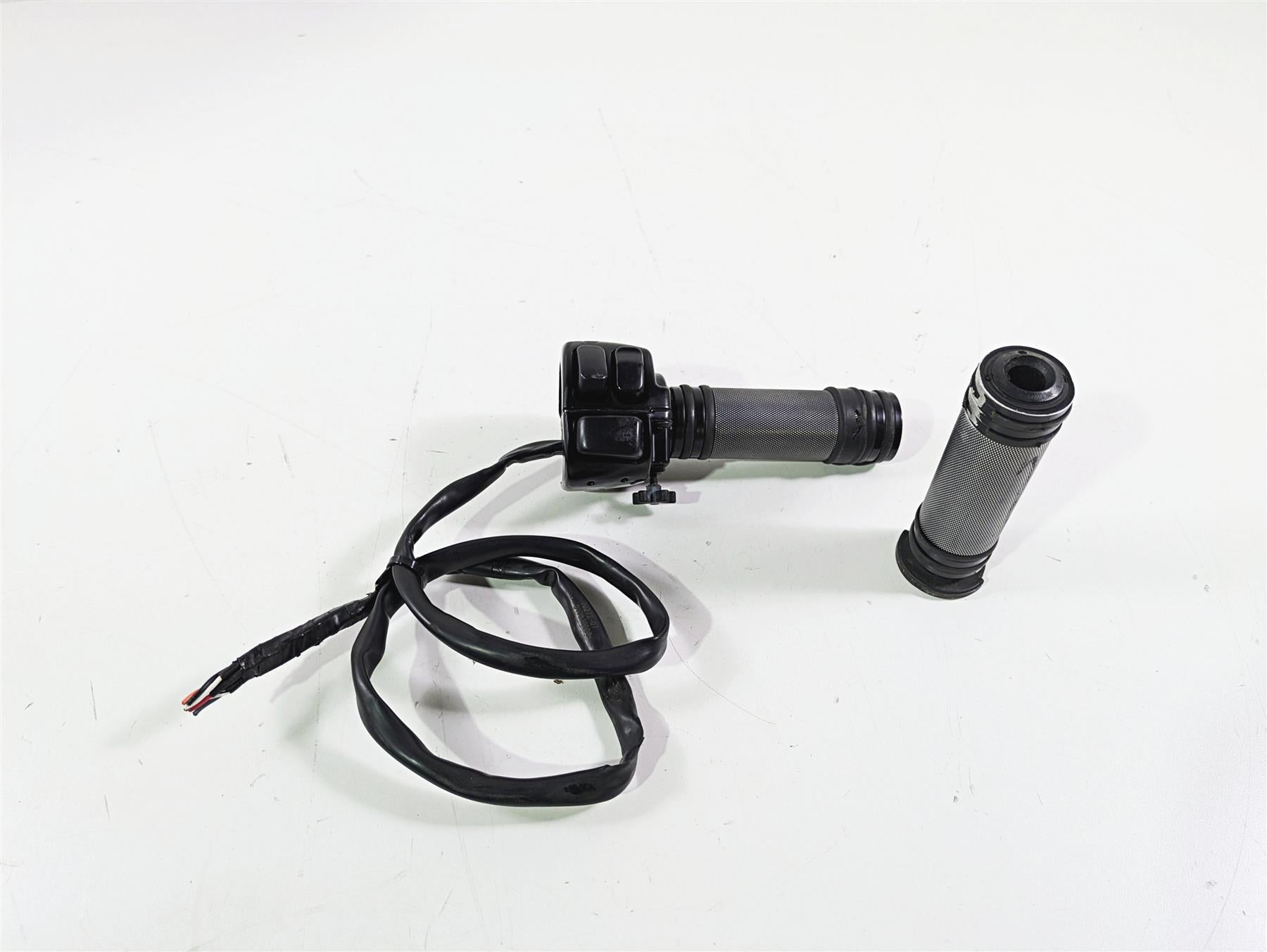 2008 Harley FLSTSB Cross Bones Right Hand Control Switch -No Plug 71684-06A {{ shop.shopifyCountryName }} - Mototech271