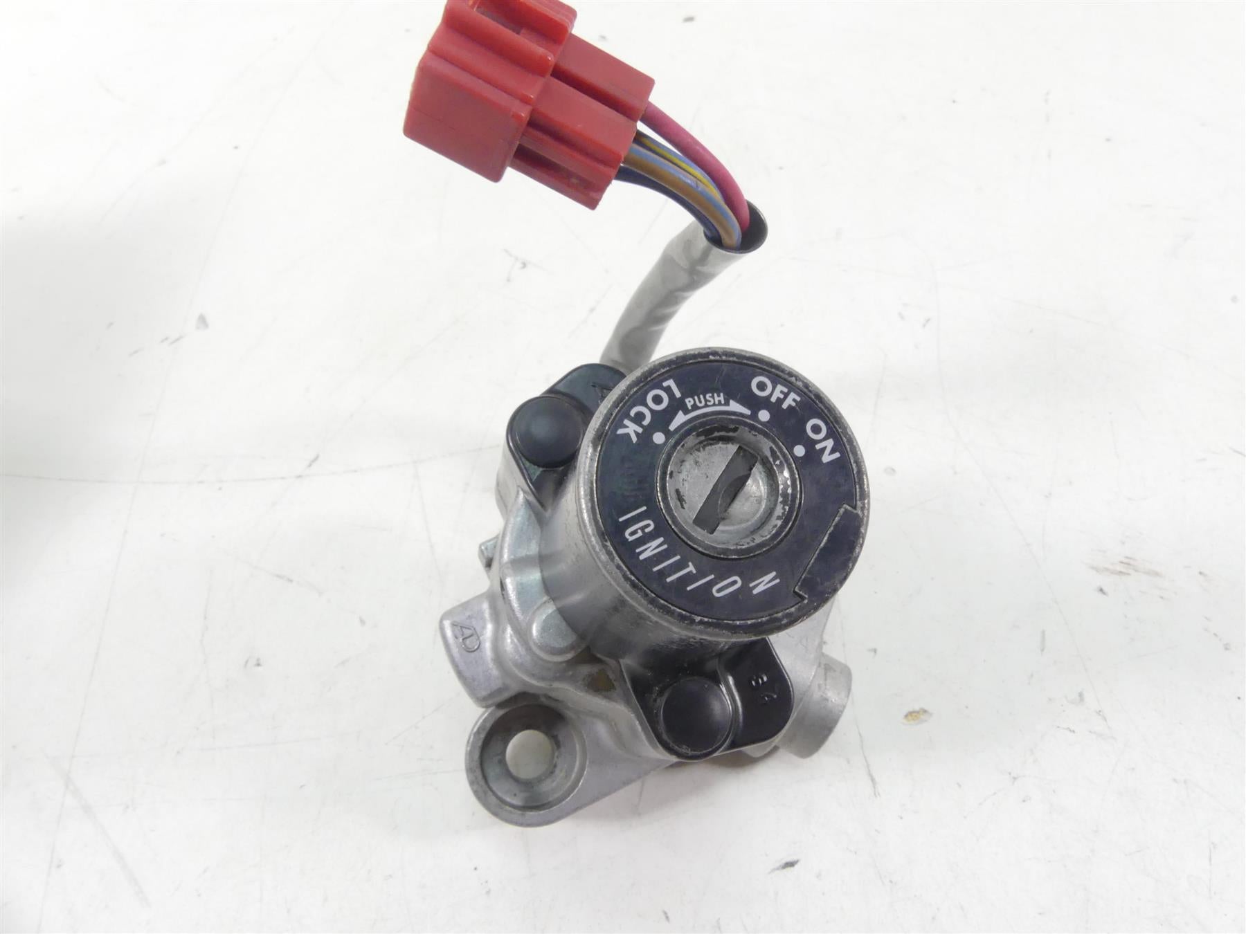 2002 Yamaha XVS1100 V-Star Ignition Switch Key Tank Cap Lock Set 4TR-82501-01-00 {{ shop.shopifyCountryName }} - Mototech271