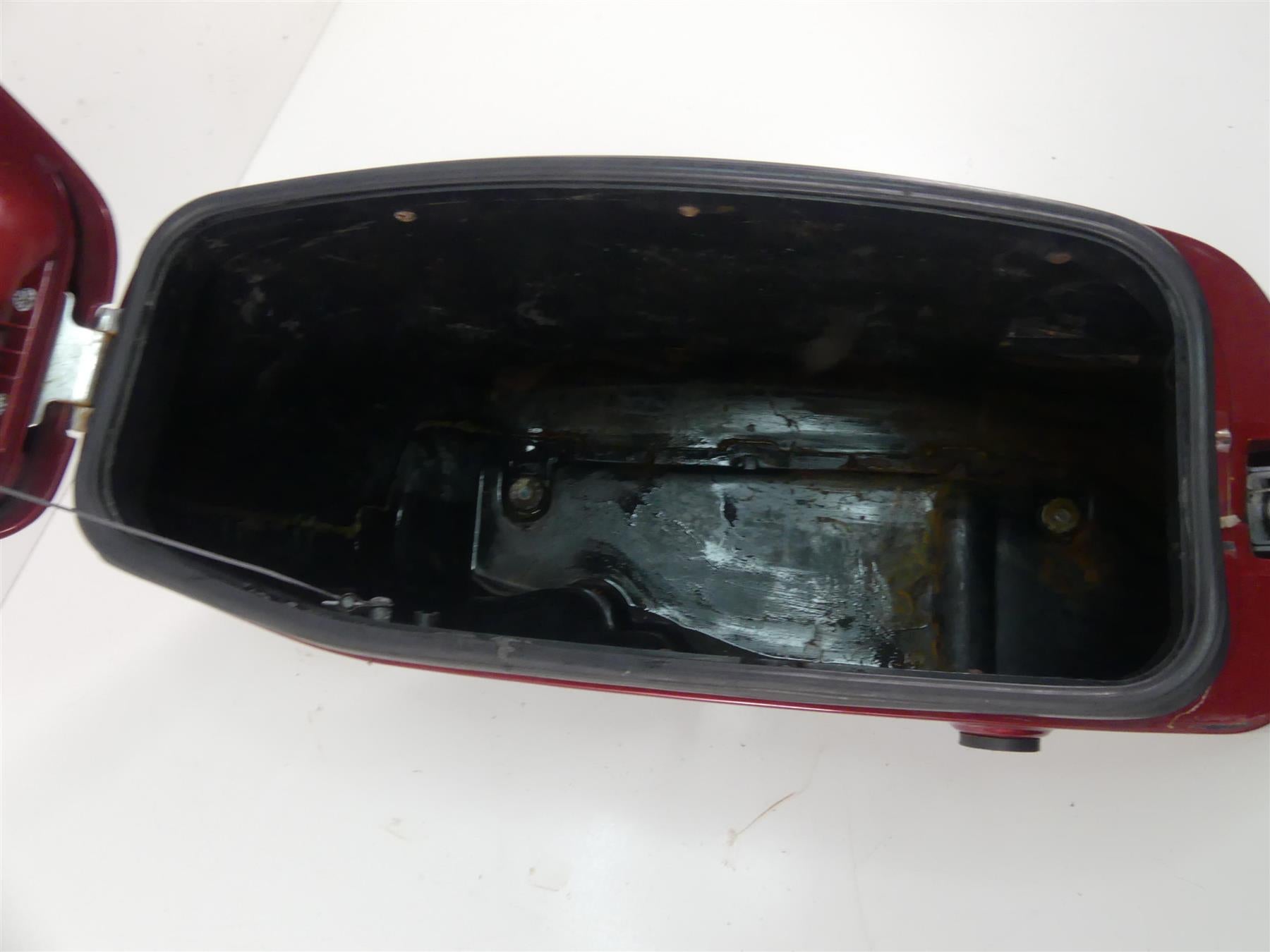 1998 Honda Shadow VT1100T Right Saddlebag Saddle Bag Box - Read 81224-MBC-000 {{ shop.shopifyCountryName }} - Mototech271