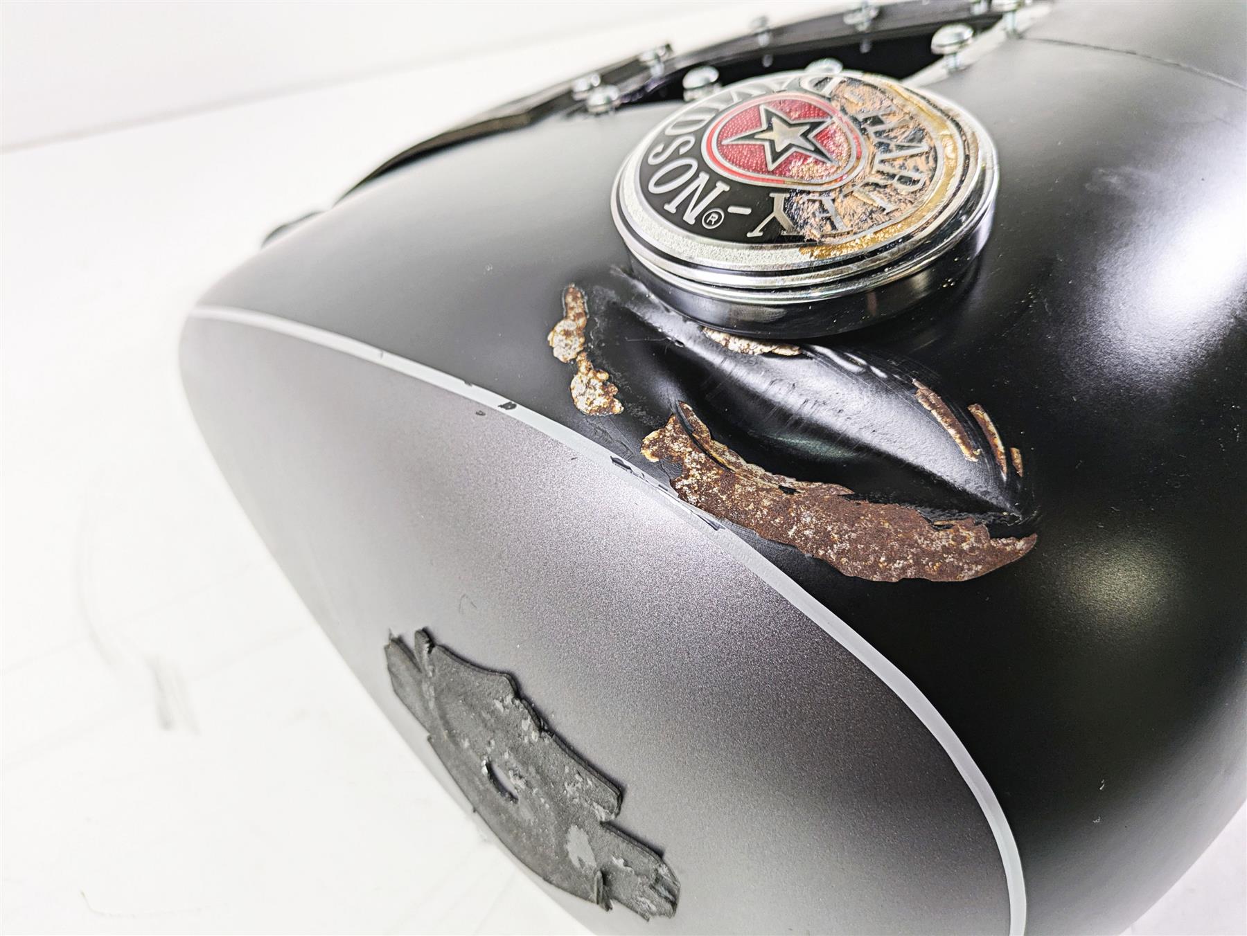 2017 Harley FLS Softail Slim Two Tone Fuel Tank - Dented - Read 61625-11 {{ shop.shopifyCountryName }} - Mototech271