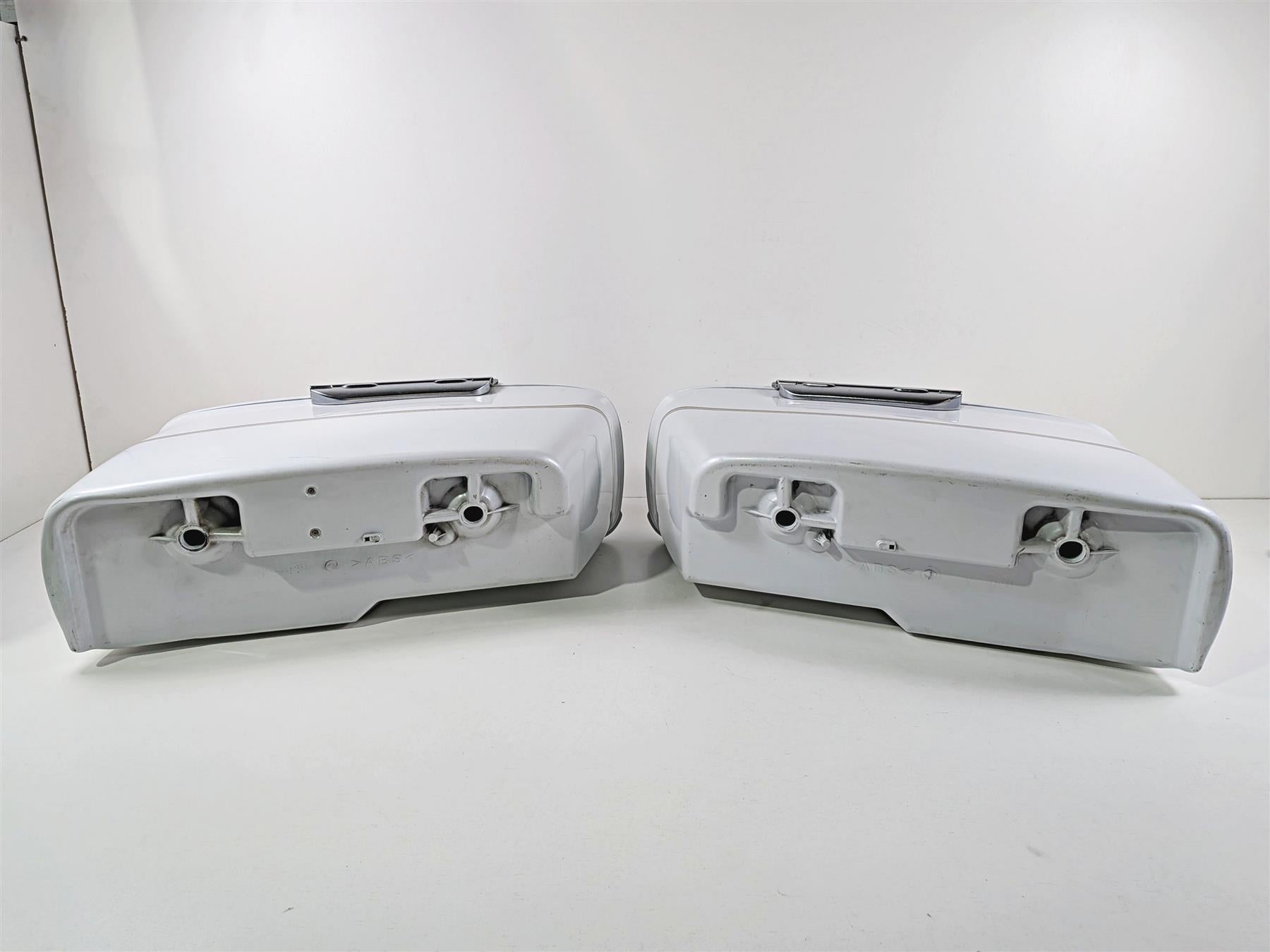 2006 Yamaha XVZ1300 Royal Star Left Right Saddle Bag Set White 4XY-Y2843-2H-P2 {{ shop.shopifyCountryName }} - Mototech271