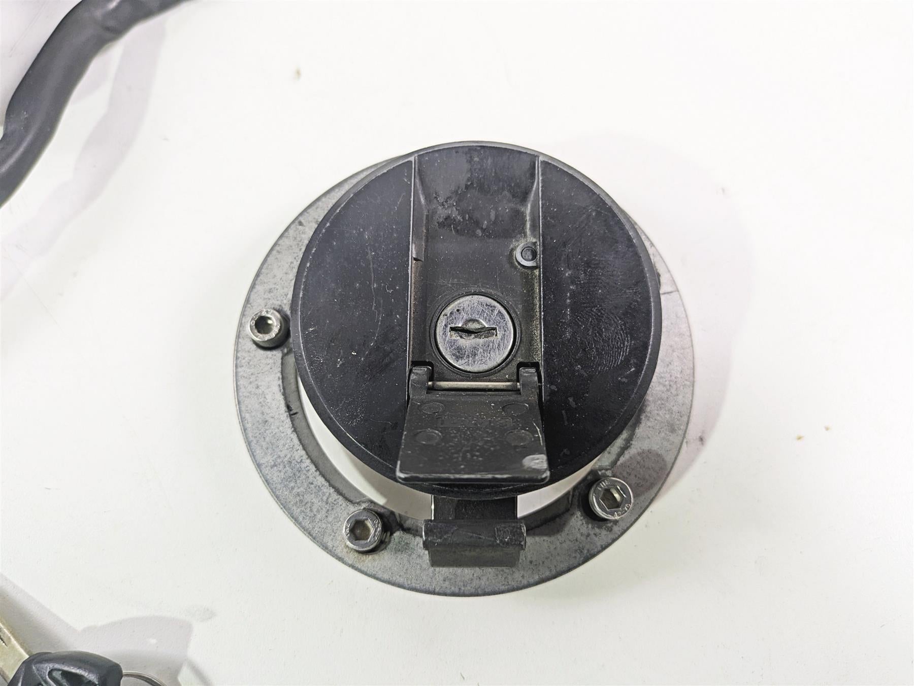 2006 Suzuki GSXR1000 K6 Ignition Switch Key Lock Set READ 37101-40820 {{ shop.shopifyCountryName }} - Mototech271