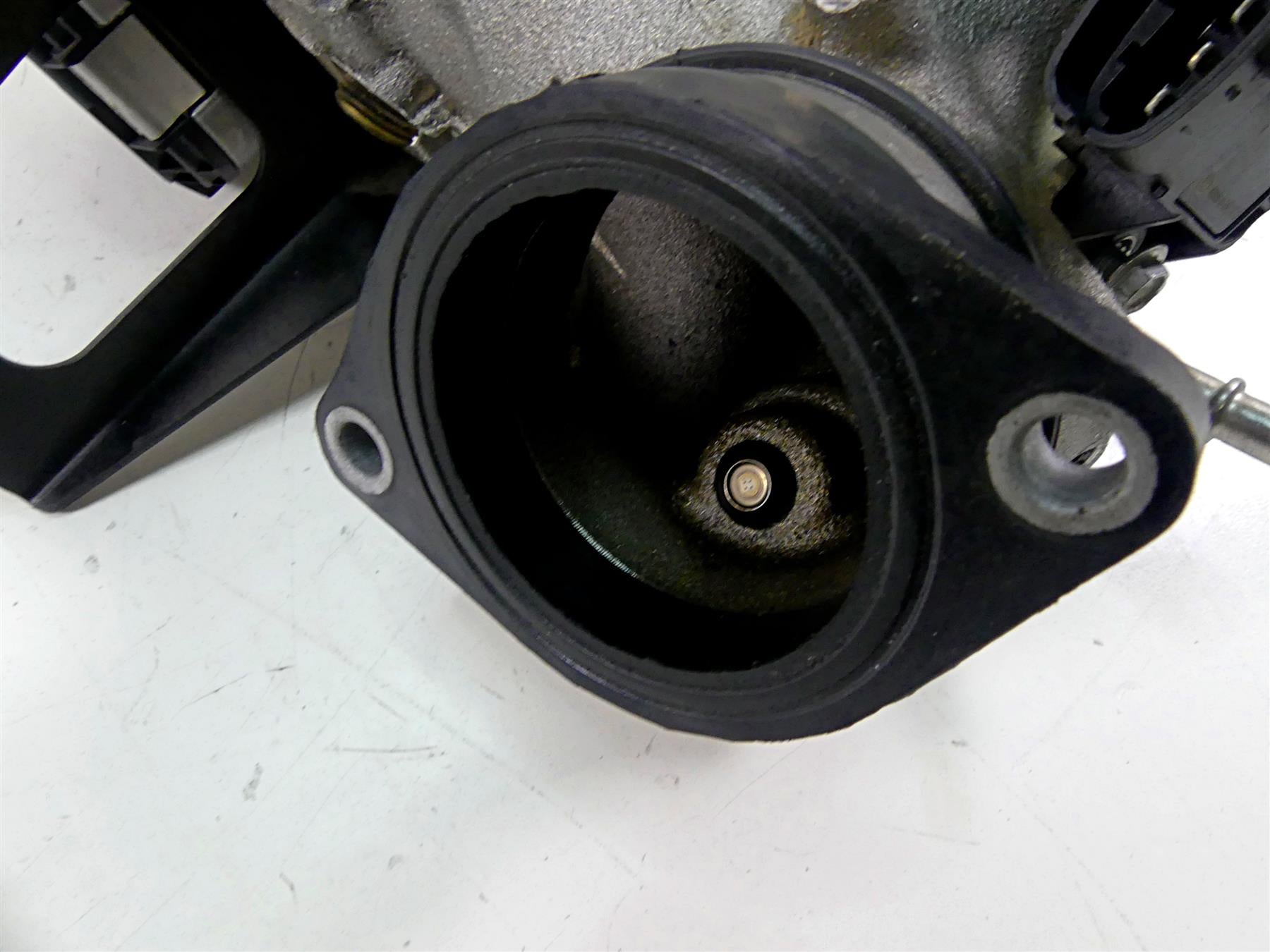 2019 Indian Chieftain Classic Bosch Throttle Body & Intake Manifold 1204685 {{ shop.shopifyCountryName }} - Mototech271