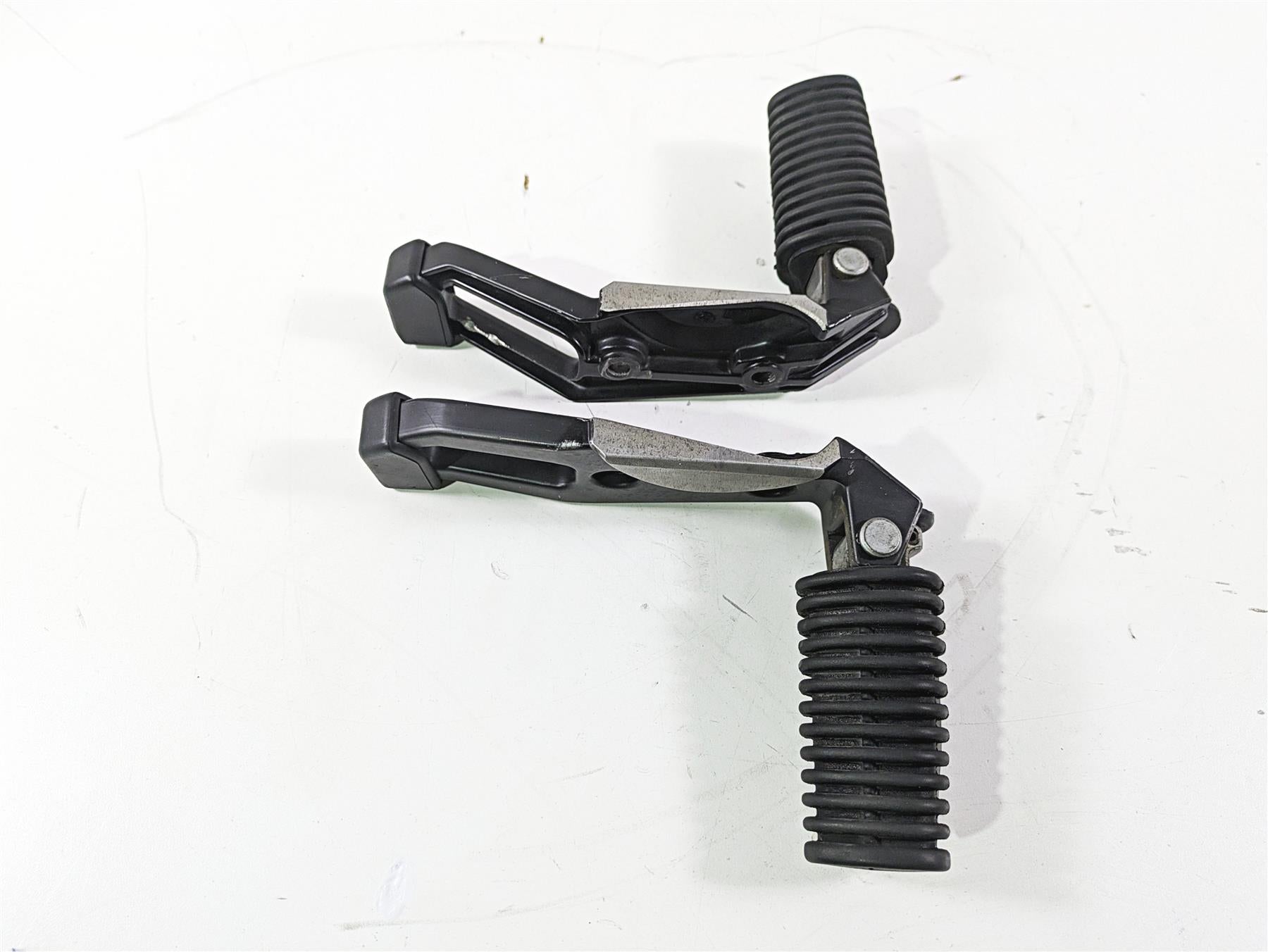 2004 BMW R1150GS R21 Passenger Footpeg Foot Peg Set 46712314761 46712314762 {{ shop.shopifyCountryName }} - Mototech271