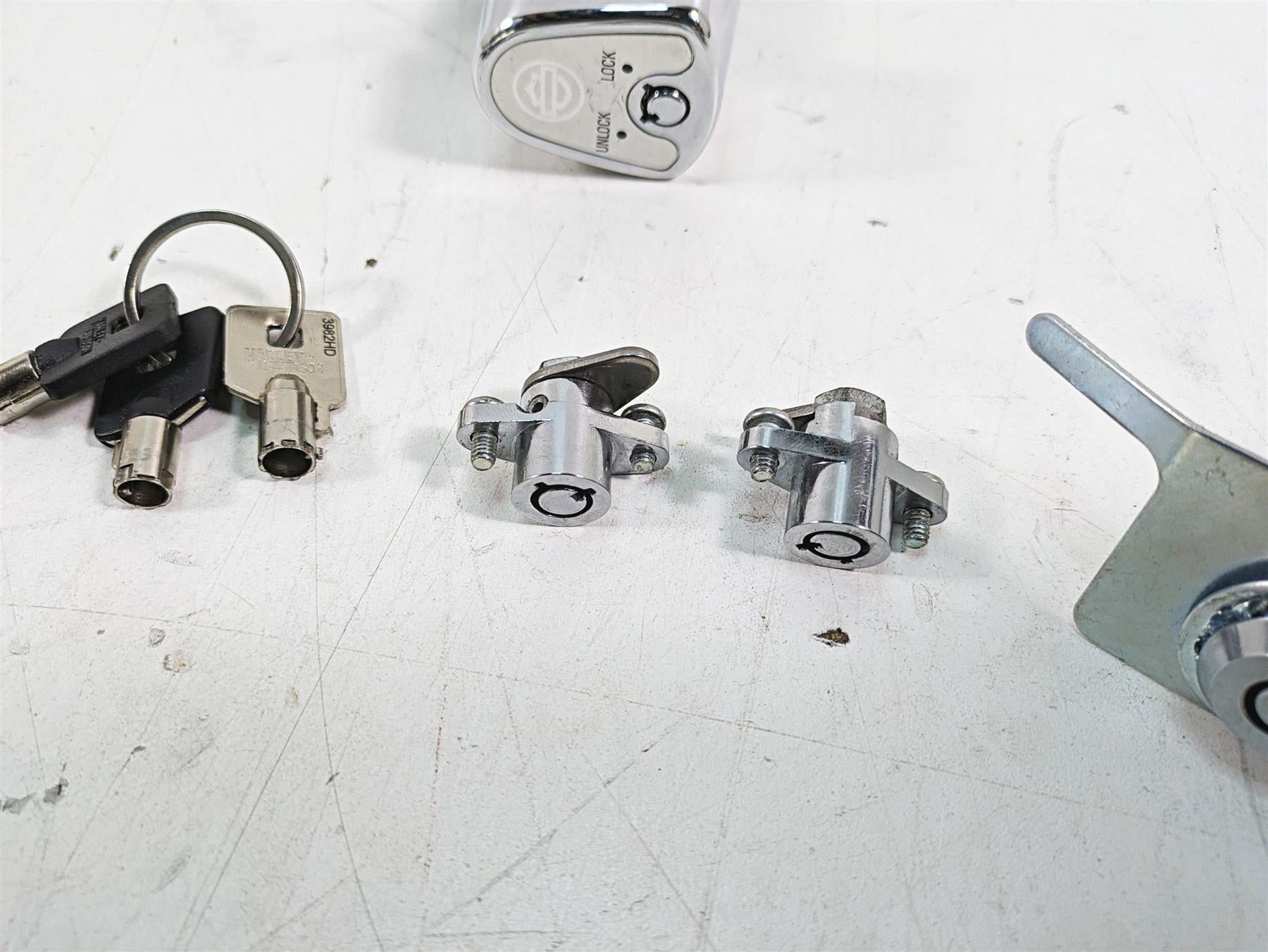 2010 Harley Touring FLHTCU Electra Glide Ignition Switch Key Lock Set 71572-06 {{ shop.shopifyCountryName }} - Mototech271