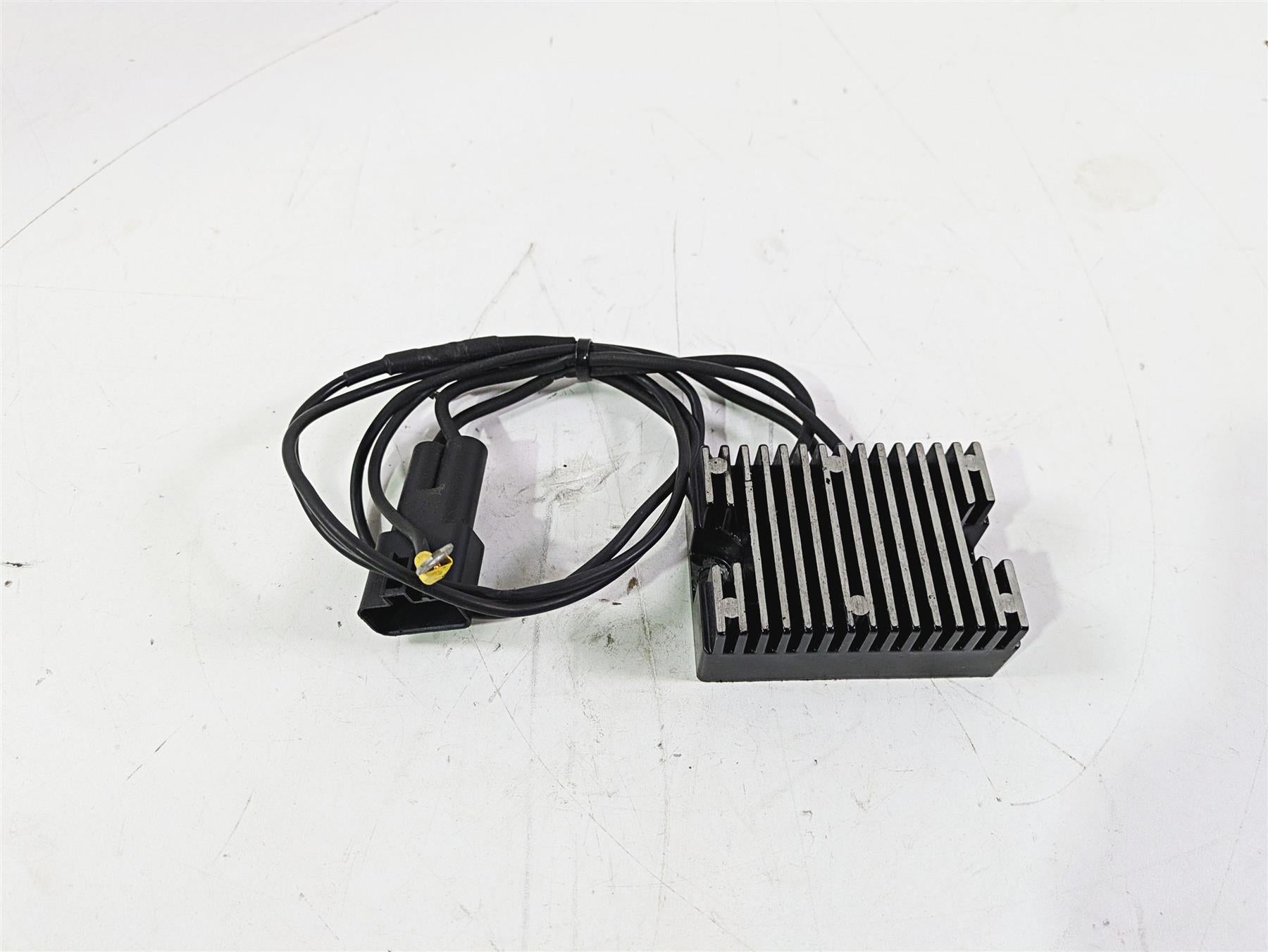 2002 Harley Dyna FXDL Low Rider Rectifier Voltage Regulator 74518-99A {{ shop.shopifyCountryName }} - Mototech271