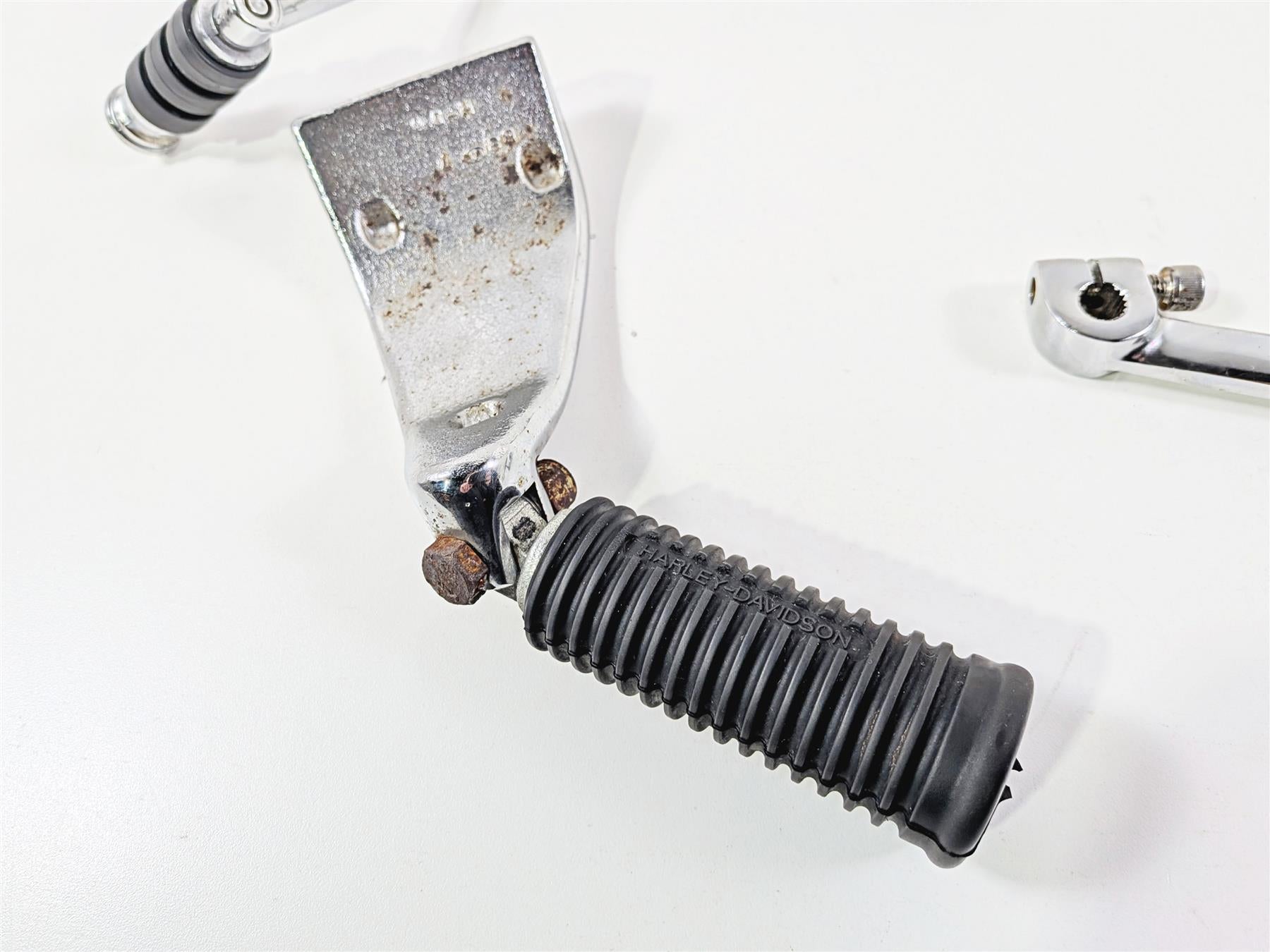 2014 Harley FXDL Dyna Low Rider Left Rider Mid Footpeg & Shifter 50500279 {{ shop.shopifyCountryName }} - Mototech271