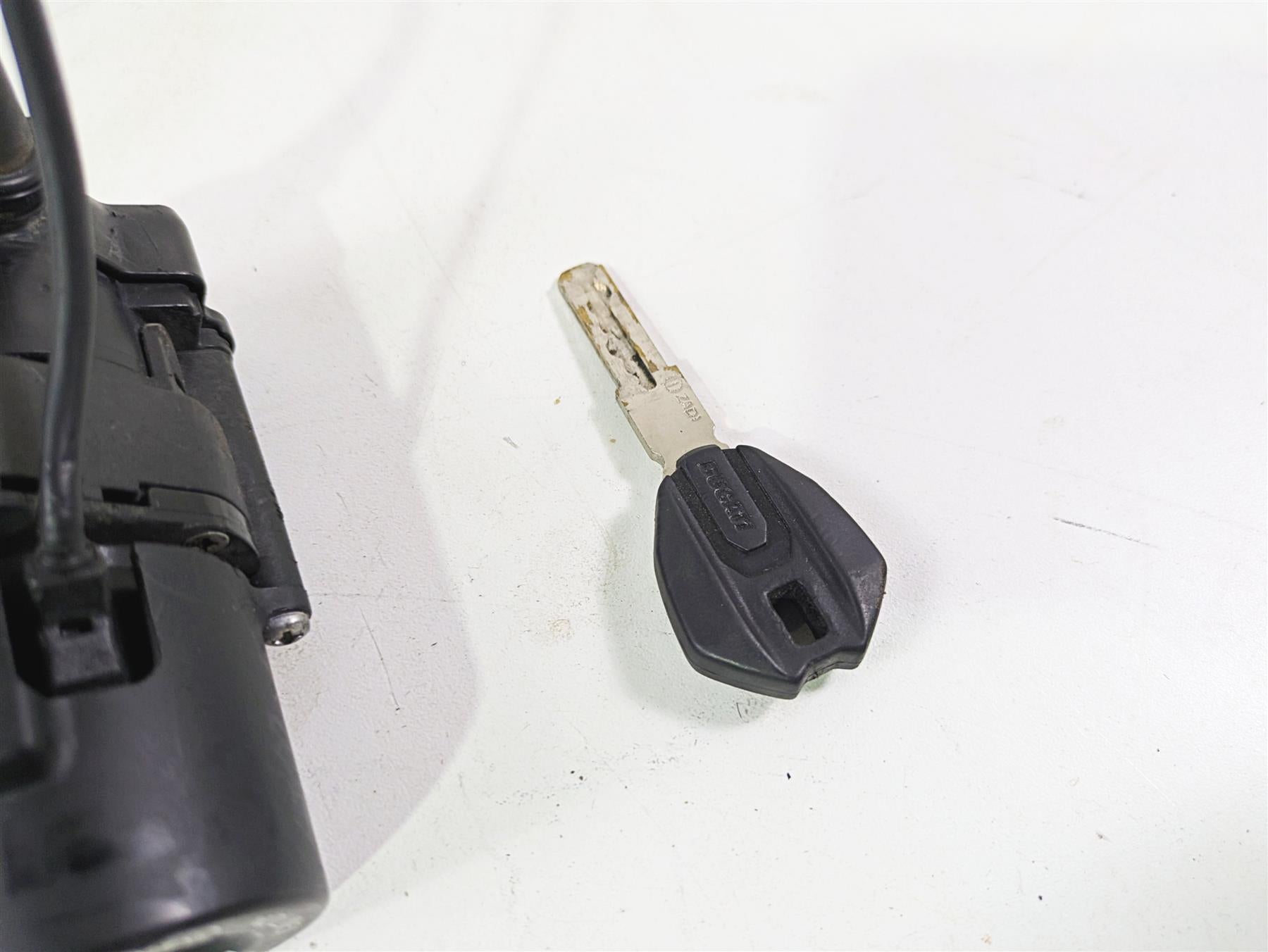 2010 Ducati Streetfighter 1098 S Speedo Gauge 8K Ignition Switch Key 40610724A {{ shop.shopifyCountryName }} - Mototech271
