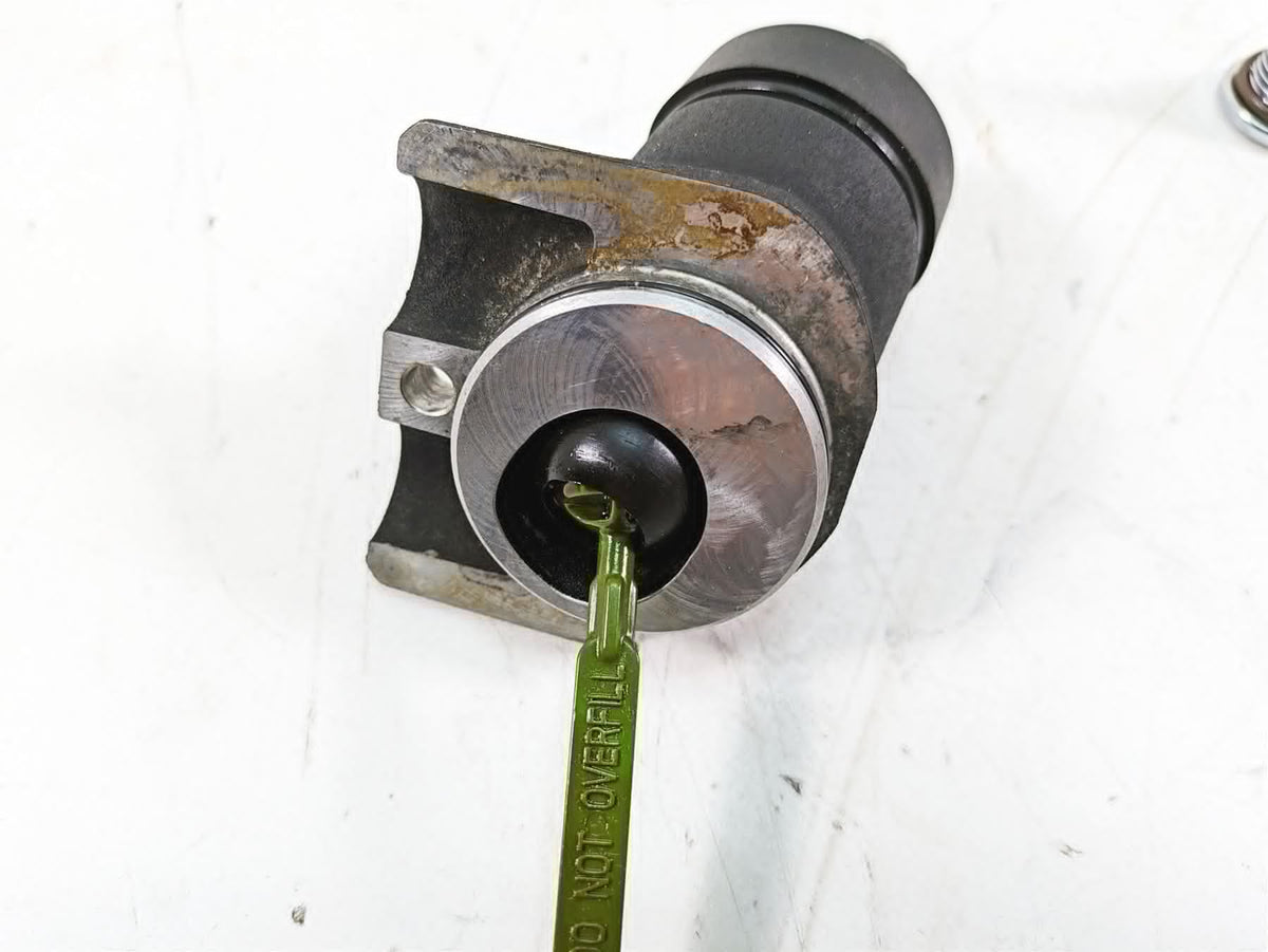 2015 Harley FXDL Dyna Low Rider Oil Dip Stick Spout Set 62700001 62457-06 {{ shop.shopifyCountryName }} - Mototech271